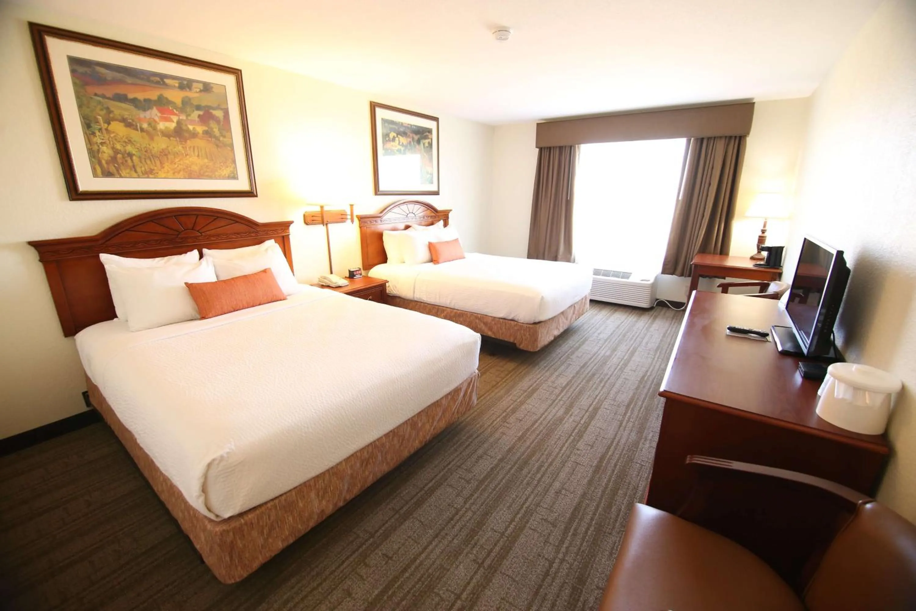 Bedroom, Bed in Crown Pointe Lodge; BW Signature Collection