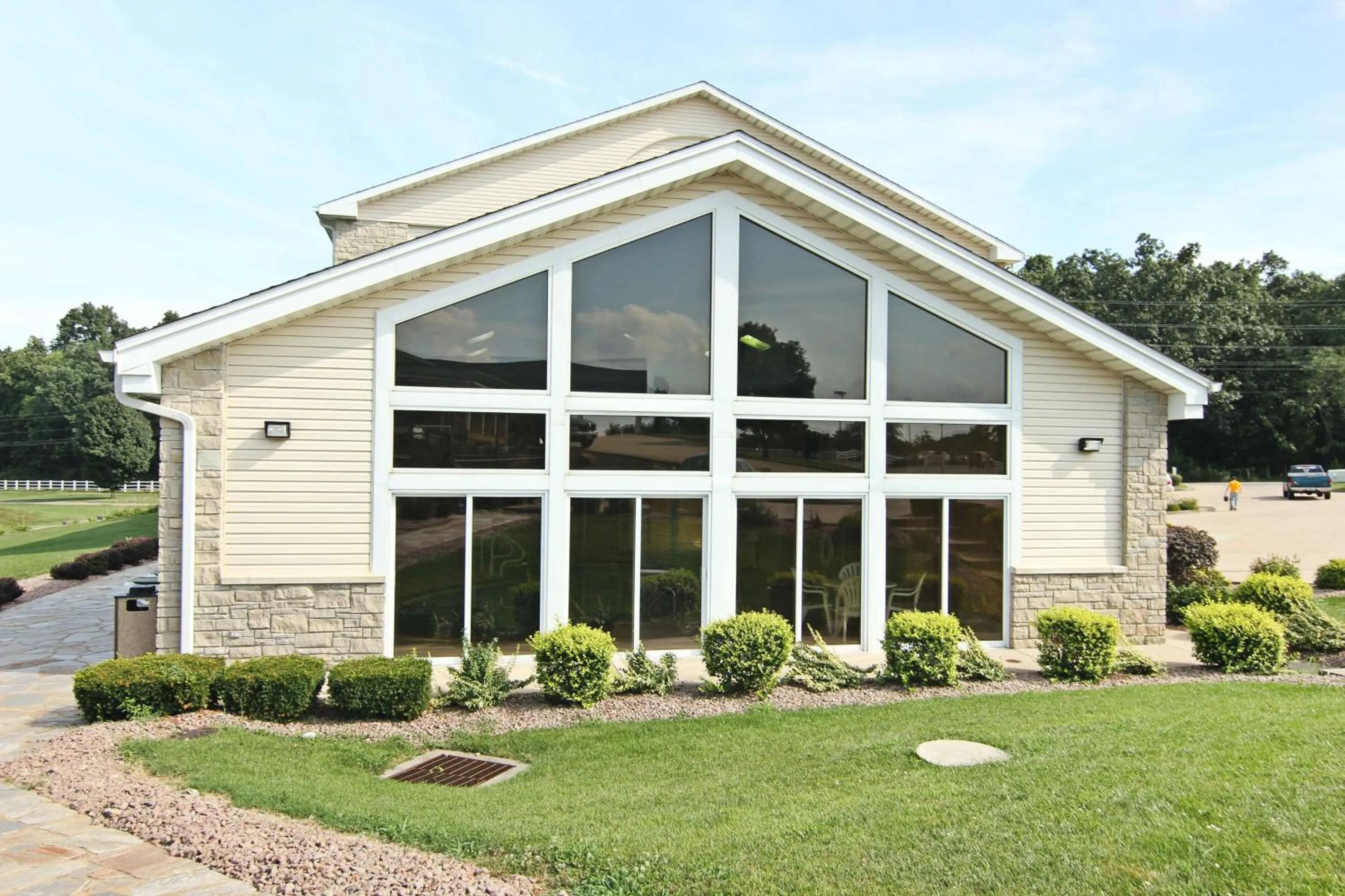 Property building in Crown Pointe Lodge; BW Signature Collection