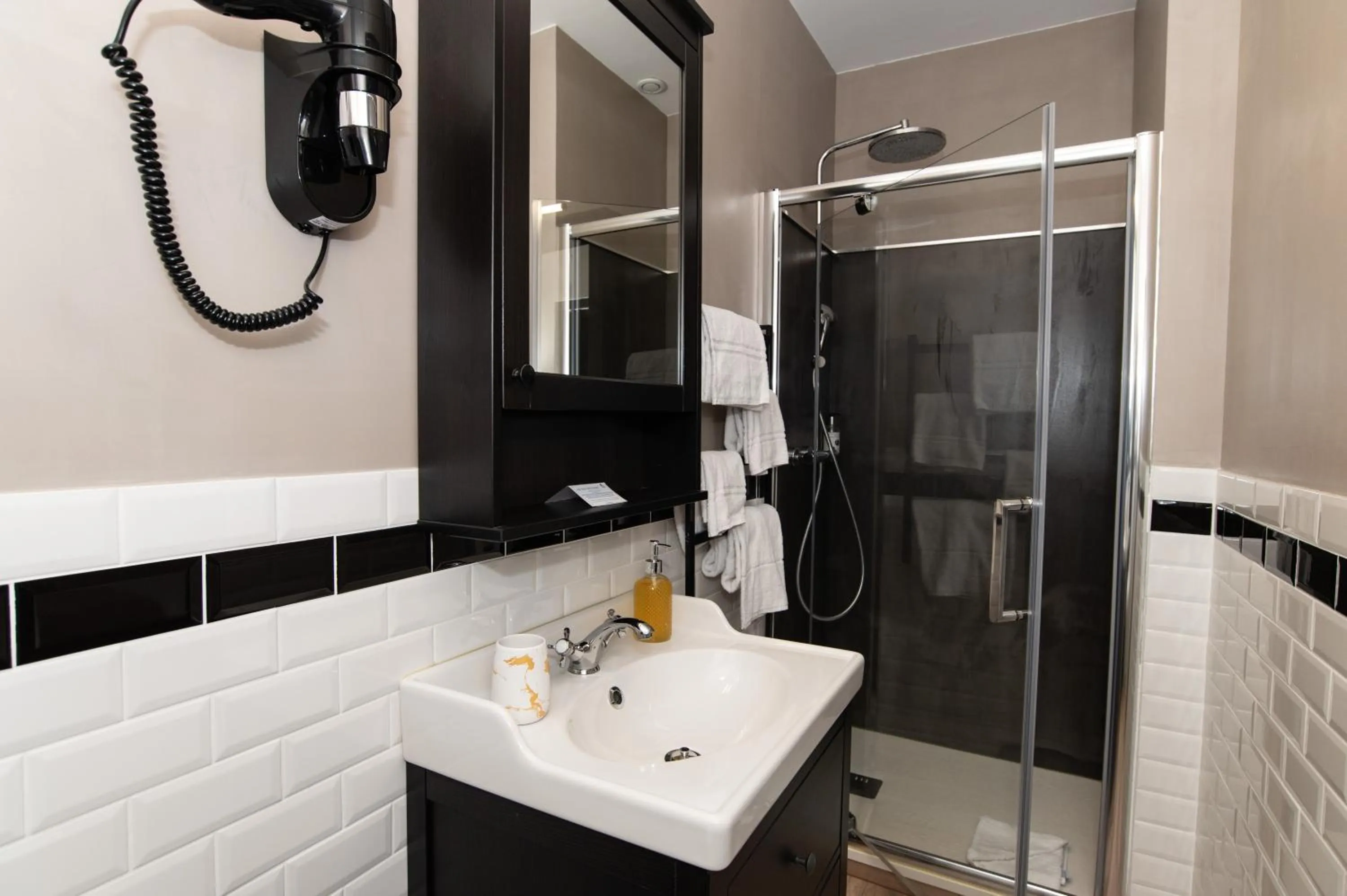 Bathroom in The Originals Boutique, Hôtel Victoria, Châtelaillon-Plage