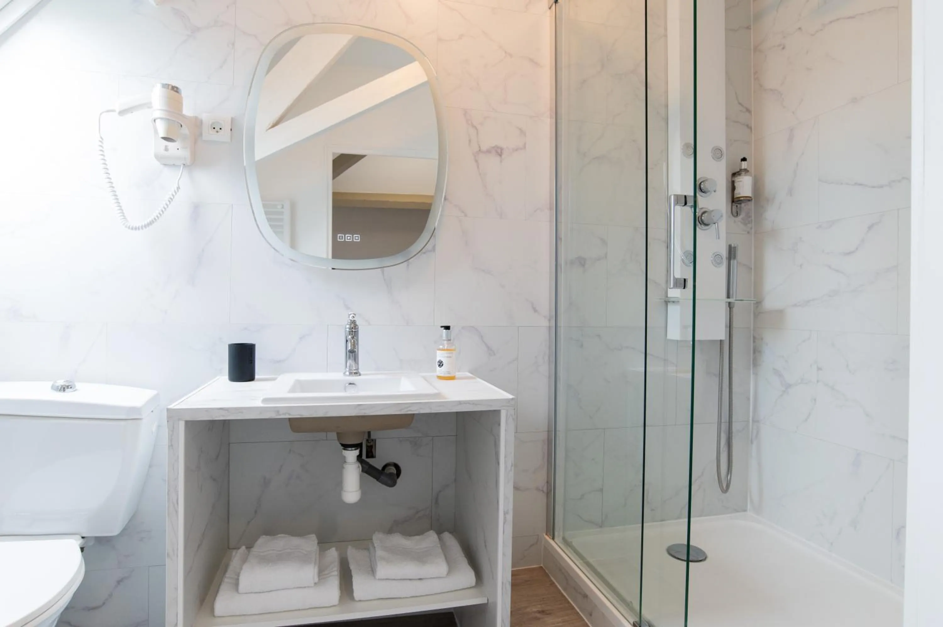 Property building in The Originals Boutique, Hôtel Victoria, Châtelaillon-Plage