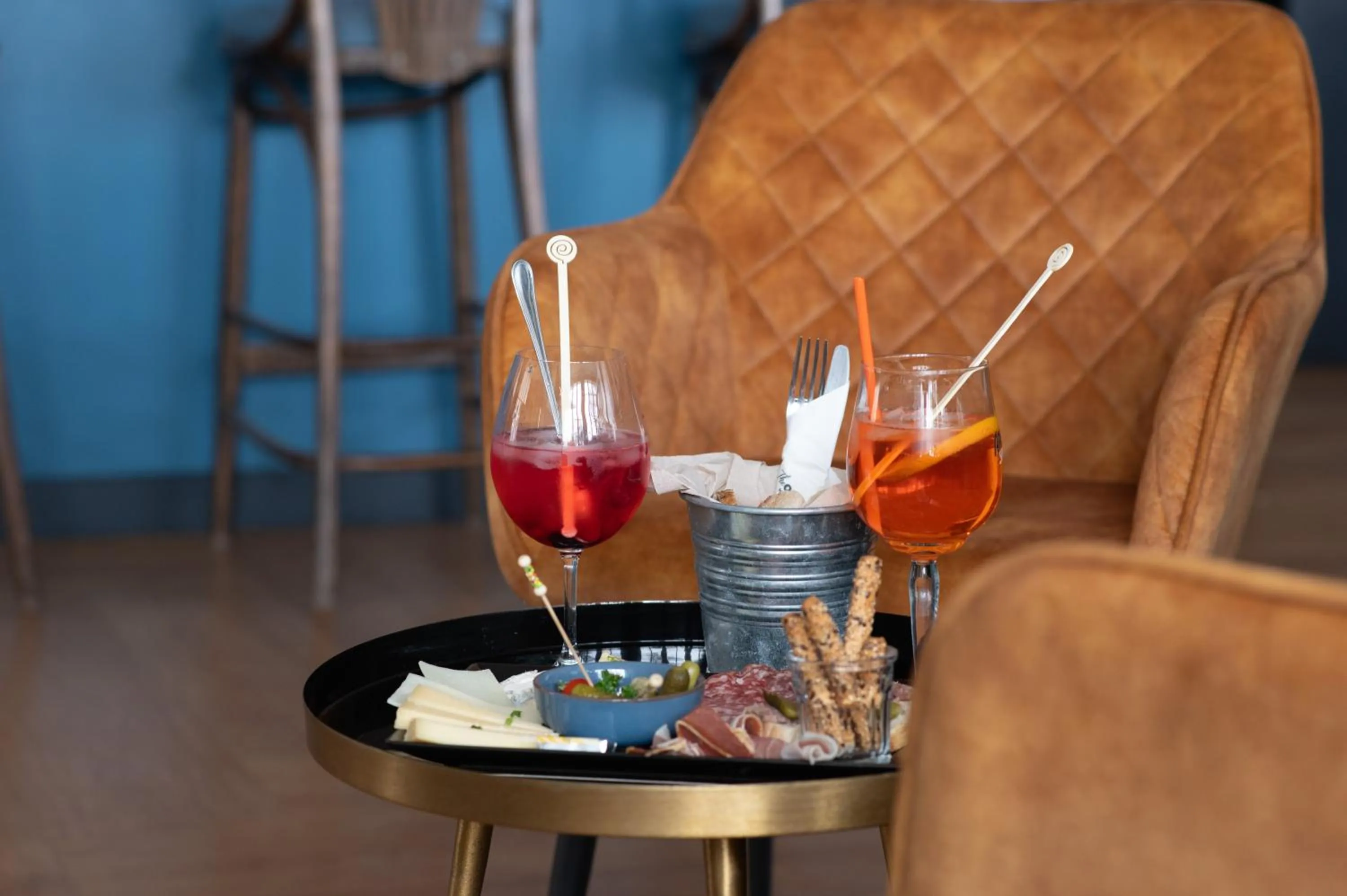 Lounge or bar in The Originals Boutique, Hôtel Victoria, Châtelaillon-Plage