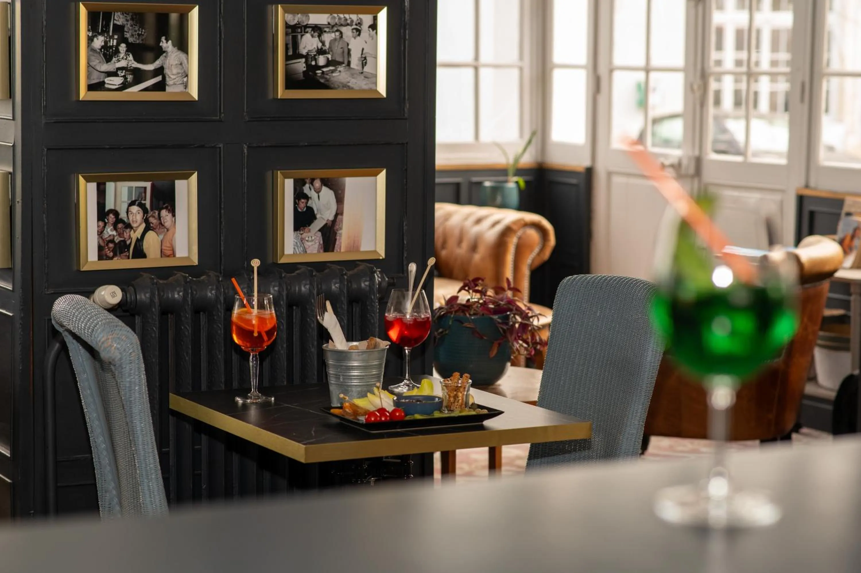 Lounge or bar in The Originals Boutique, Hôtel Victoria, Châtelaillon-Plage