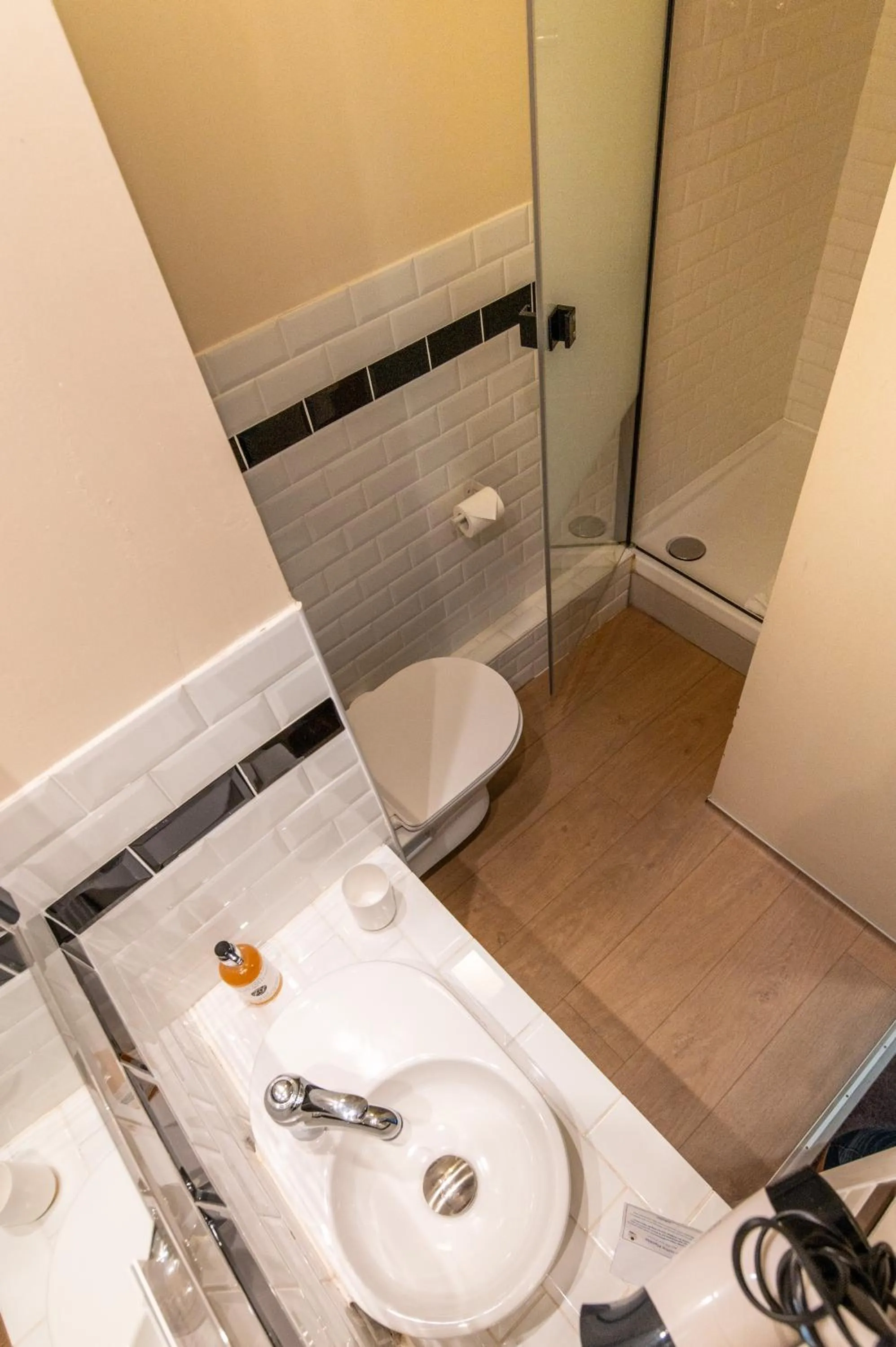 Shower in The Originals Boutique, Hôtel Victoria, Châtelaillon-Plage