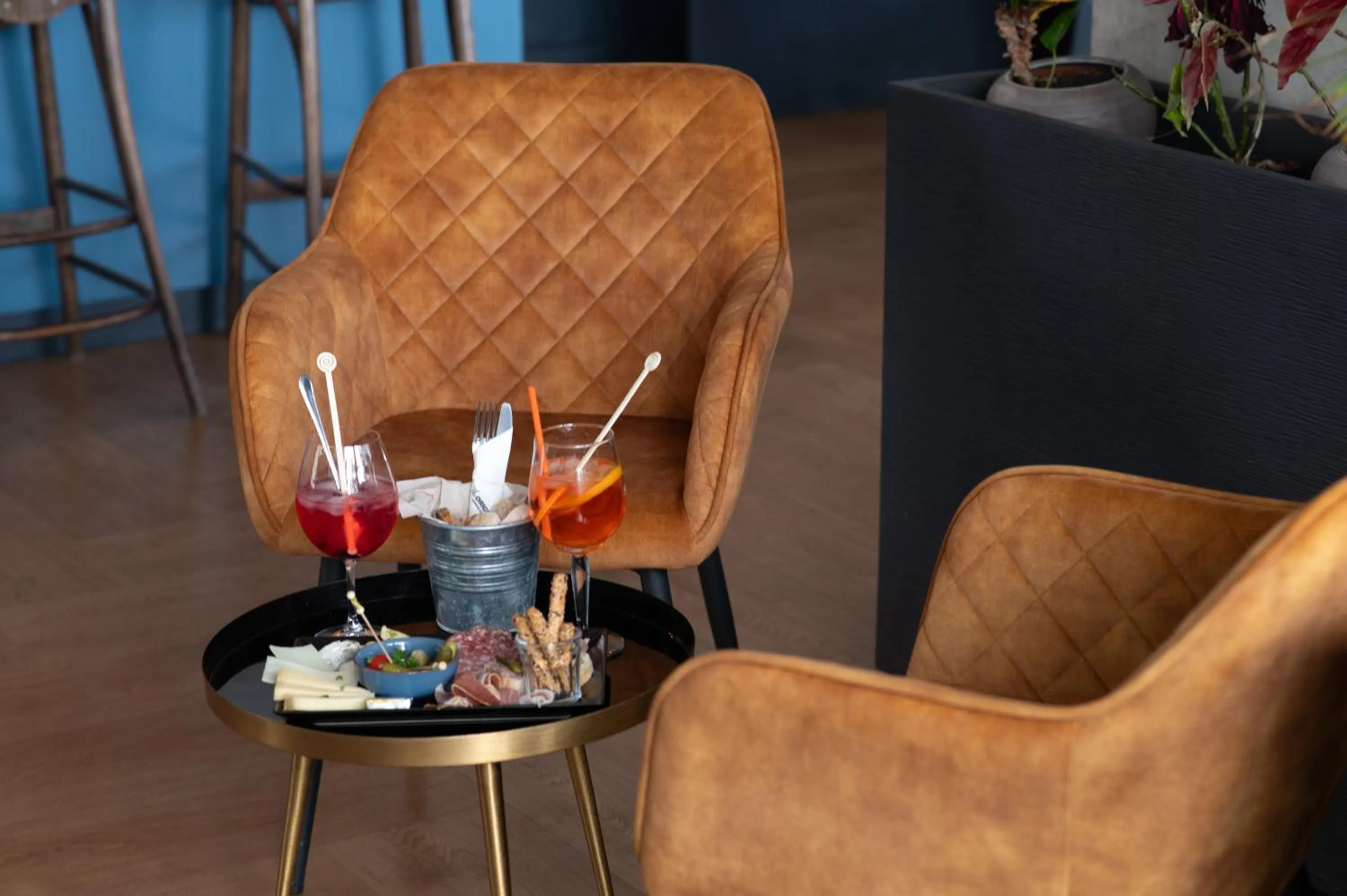 Lounge or bar in The Originals Boutique, Hôtel Victoria, Châtelaillon-Plage