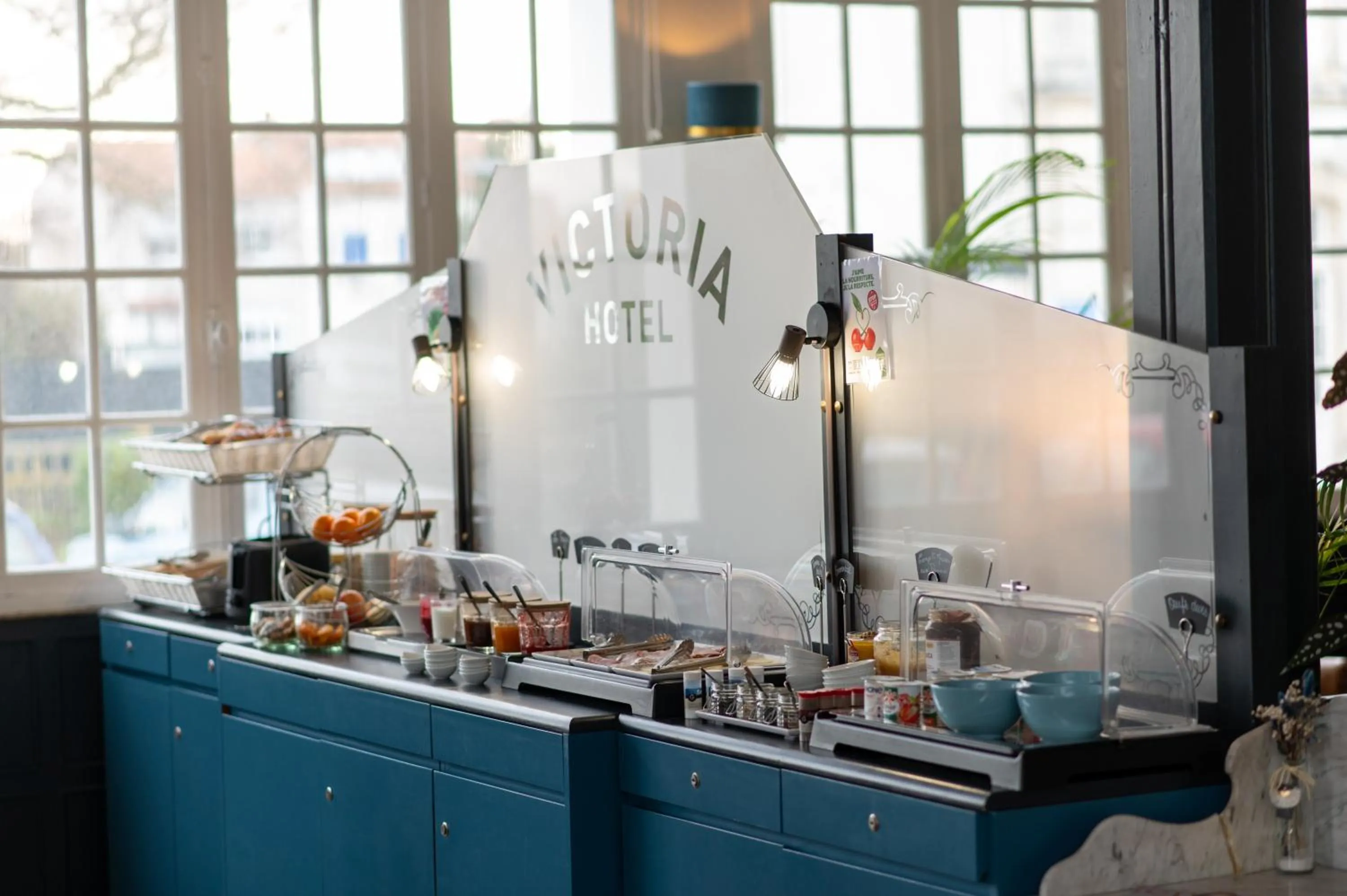 Breakfast in The Originals Boutique, Hôtel Victoria, Châtelaillon-Plage