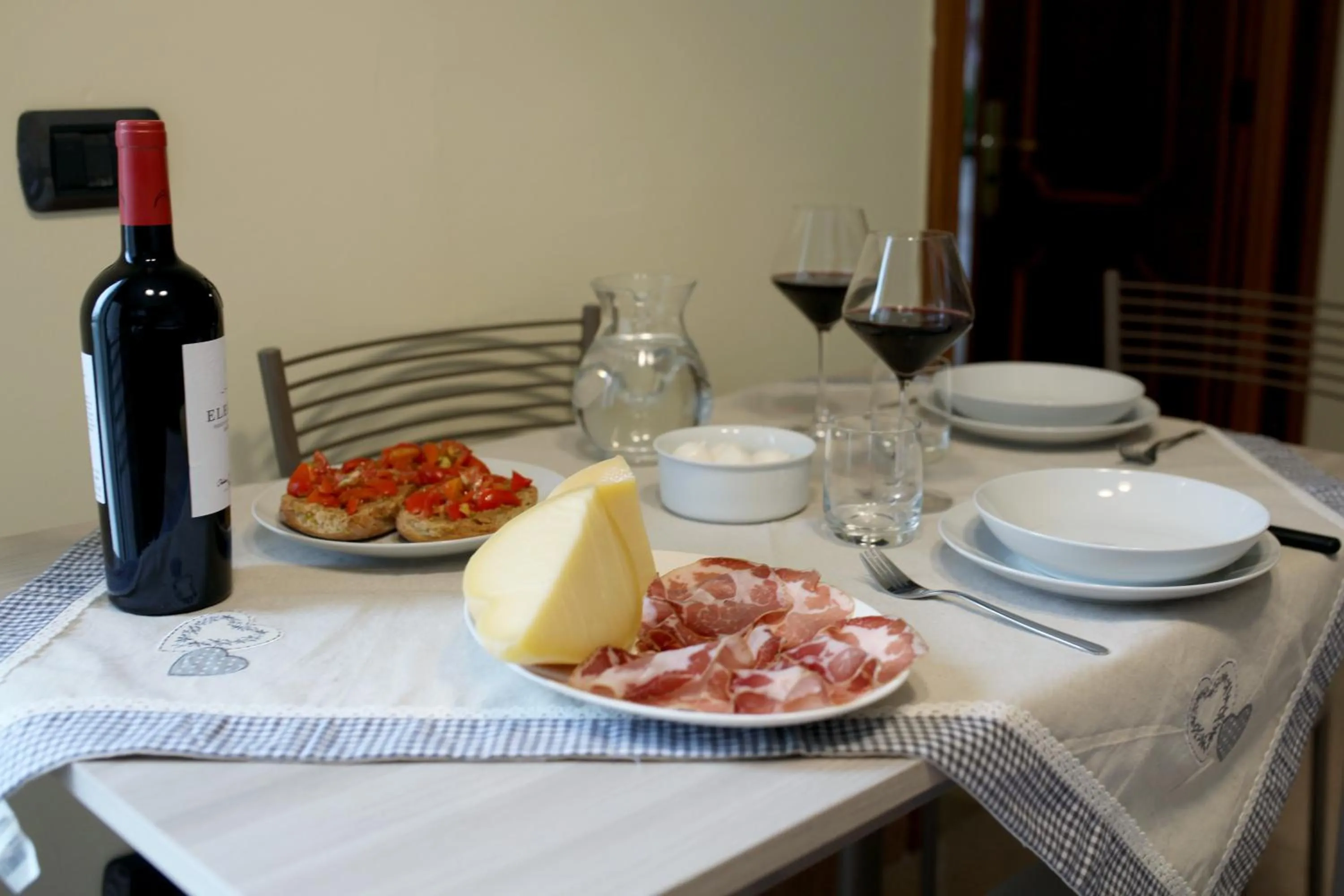 Dining area in La Buona Creanza by Jdvacanze