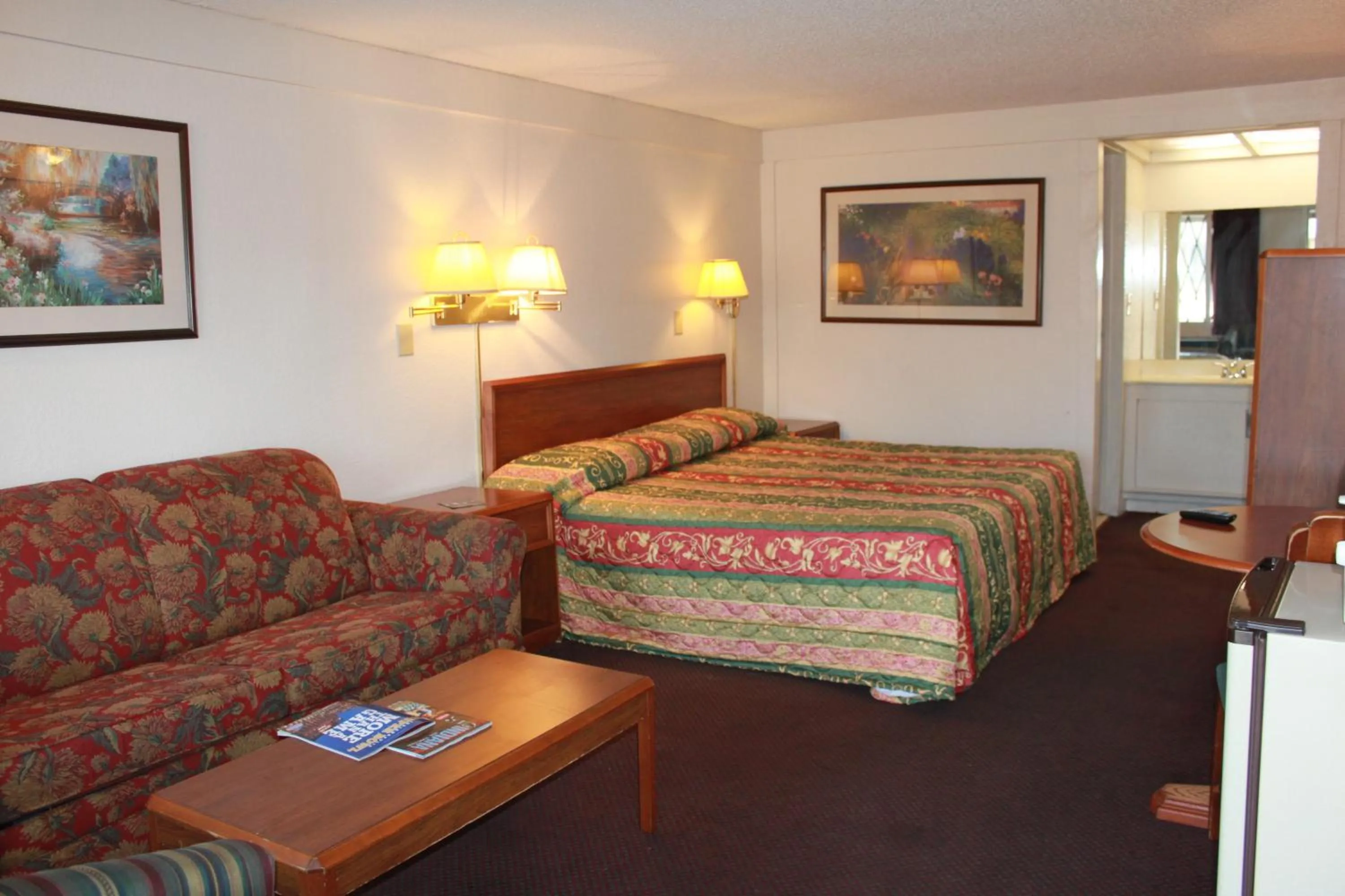 Bedroom, Bed in Knights Inn Indianapolis