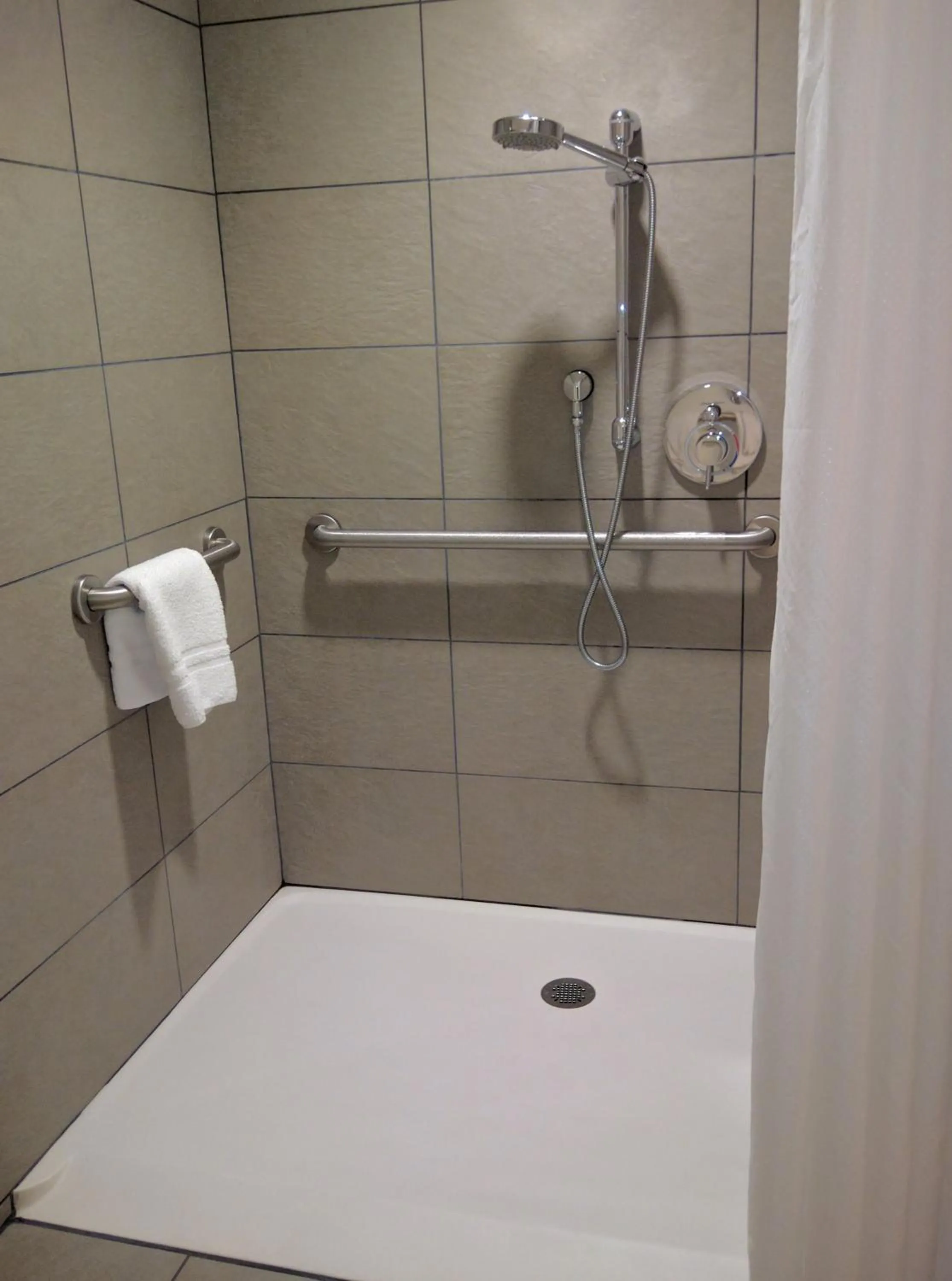 Shower in Country Inn & Suites by Radisson, Seattle-Tacoma International Airport, WA