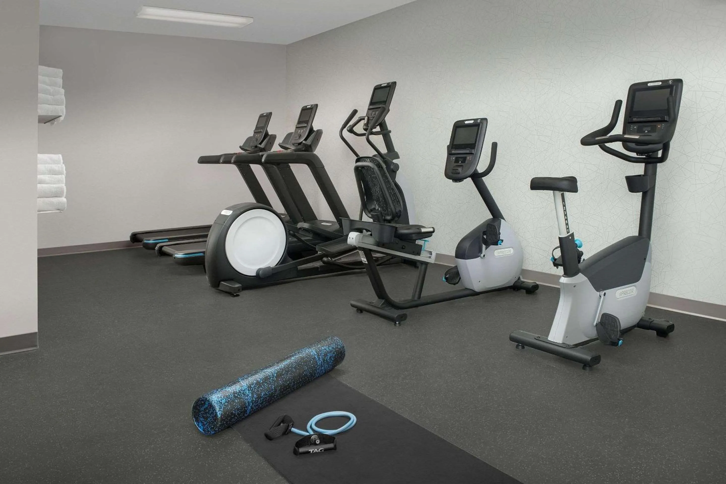 Fitness centre/facilities in Country Inn & Suites by Radisson, Seattle-Tacoma International Airport, WA