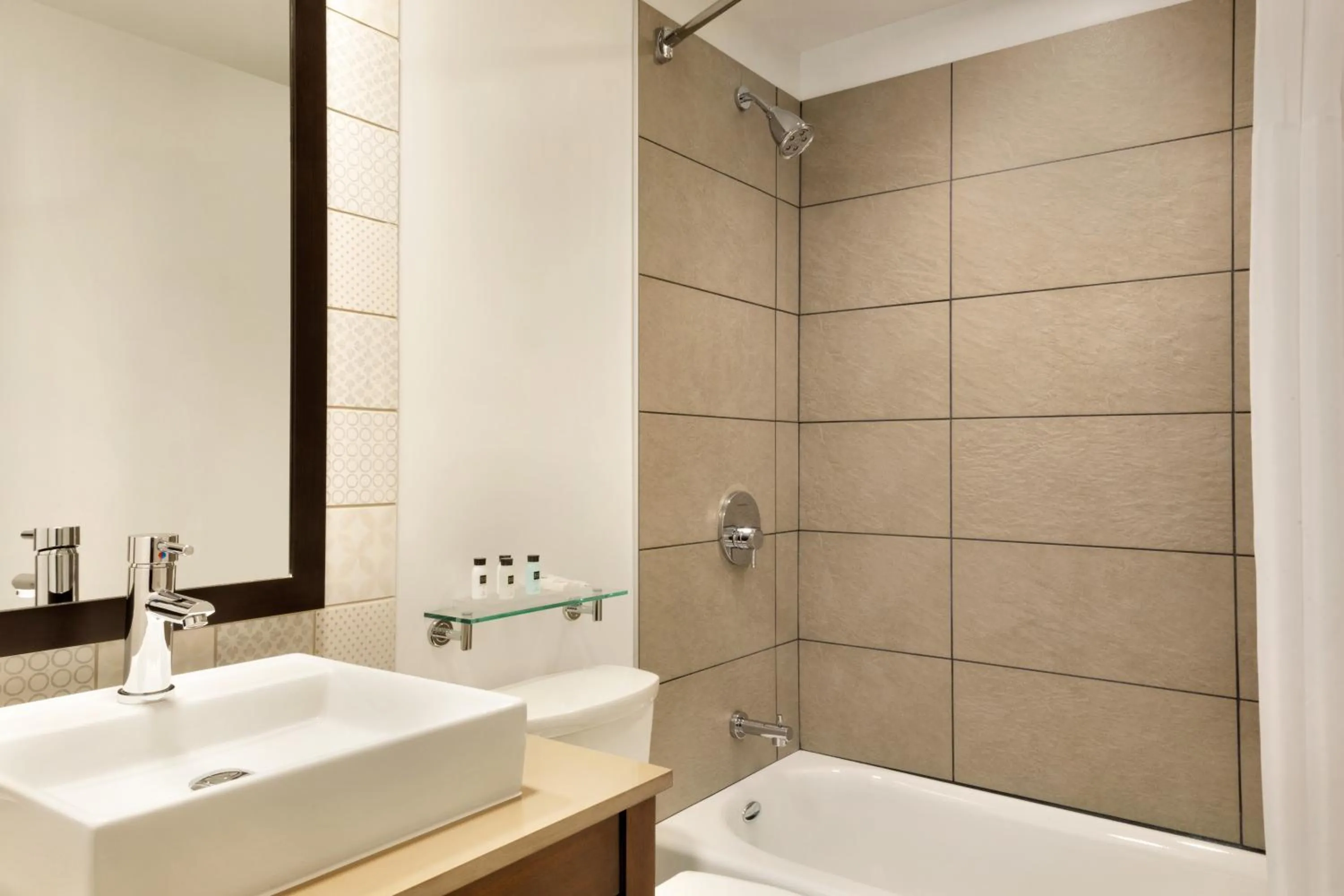Shower in Country Inn & Suites by Radisson, Seattle-Tacoma International Airport, WA