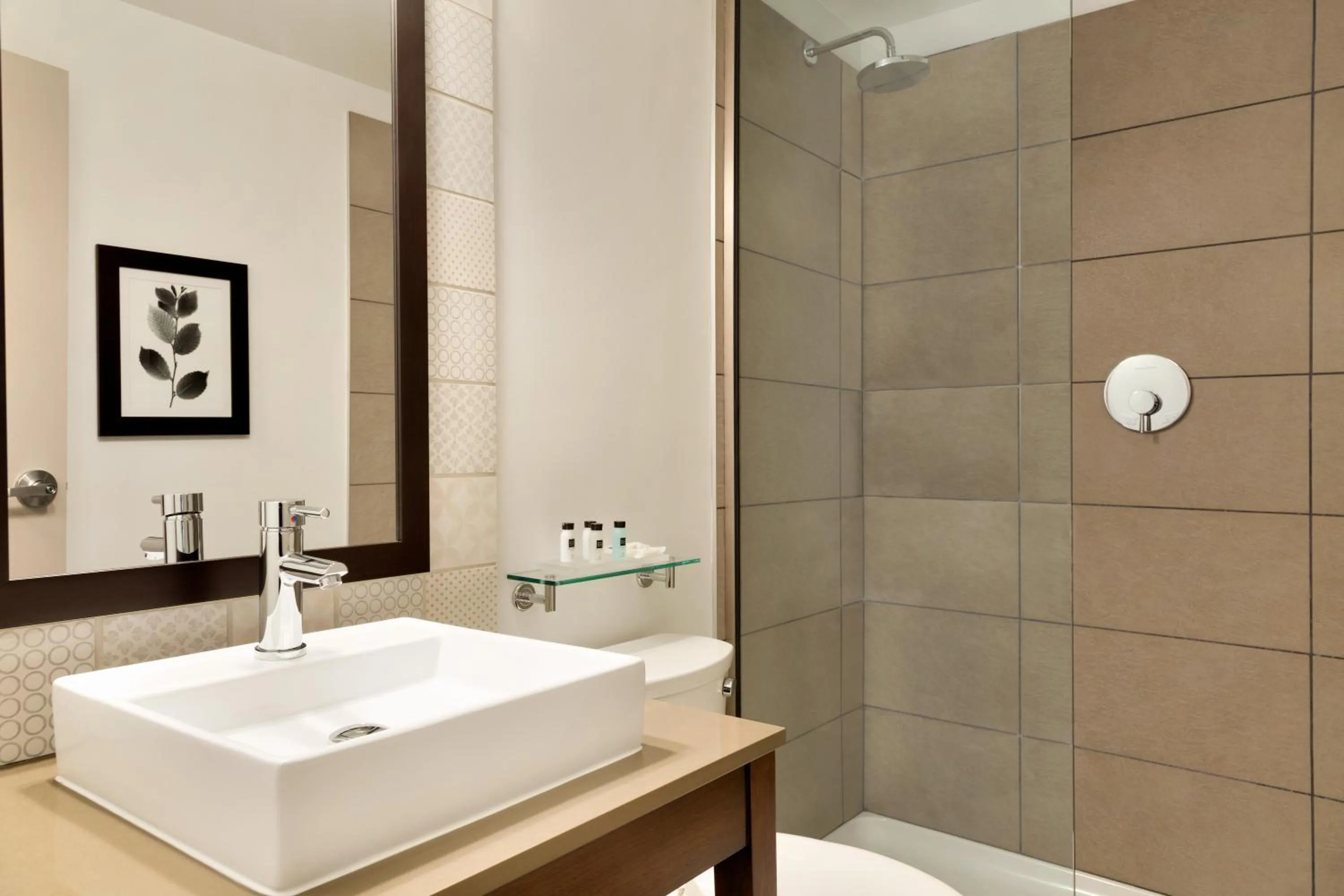 Shower in Country Inn & Suites by Radisson, Seattle-Tacoma International Airport, WA