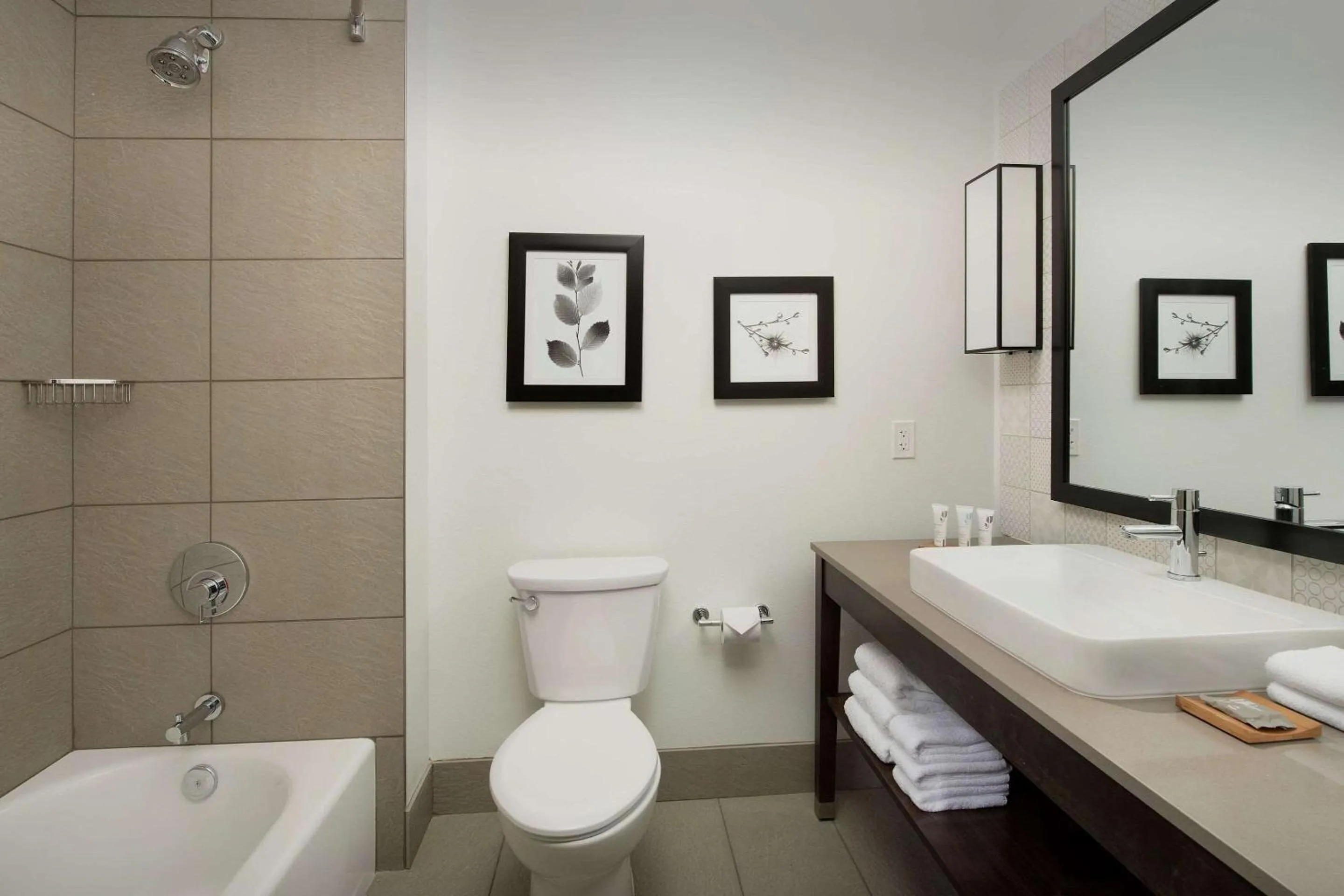 Bedroom in Country Inn & Suites by Radisson, Seattle-Tacoma International Airport, WA