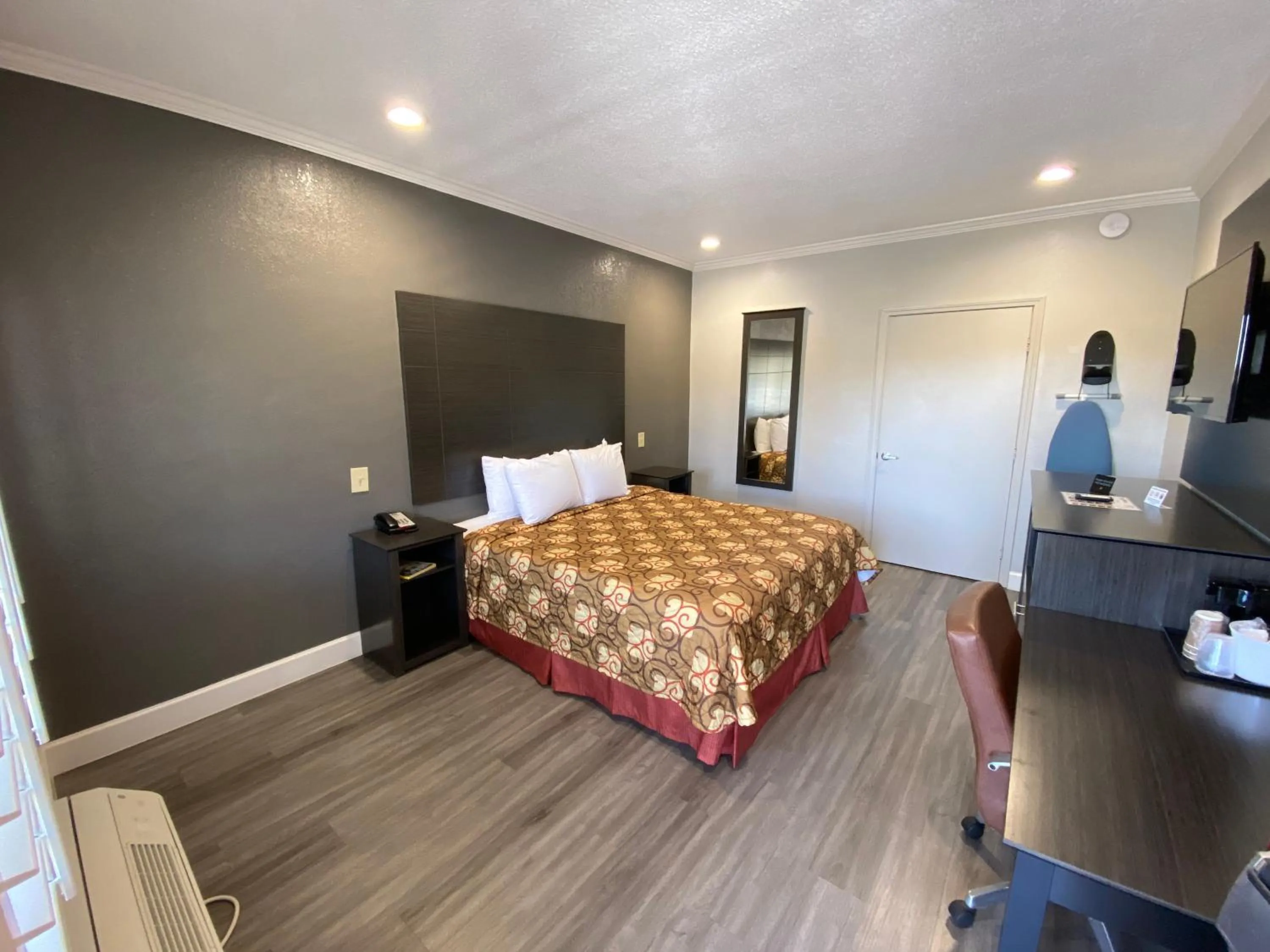 Bed in Budget Inn of Hayward