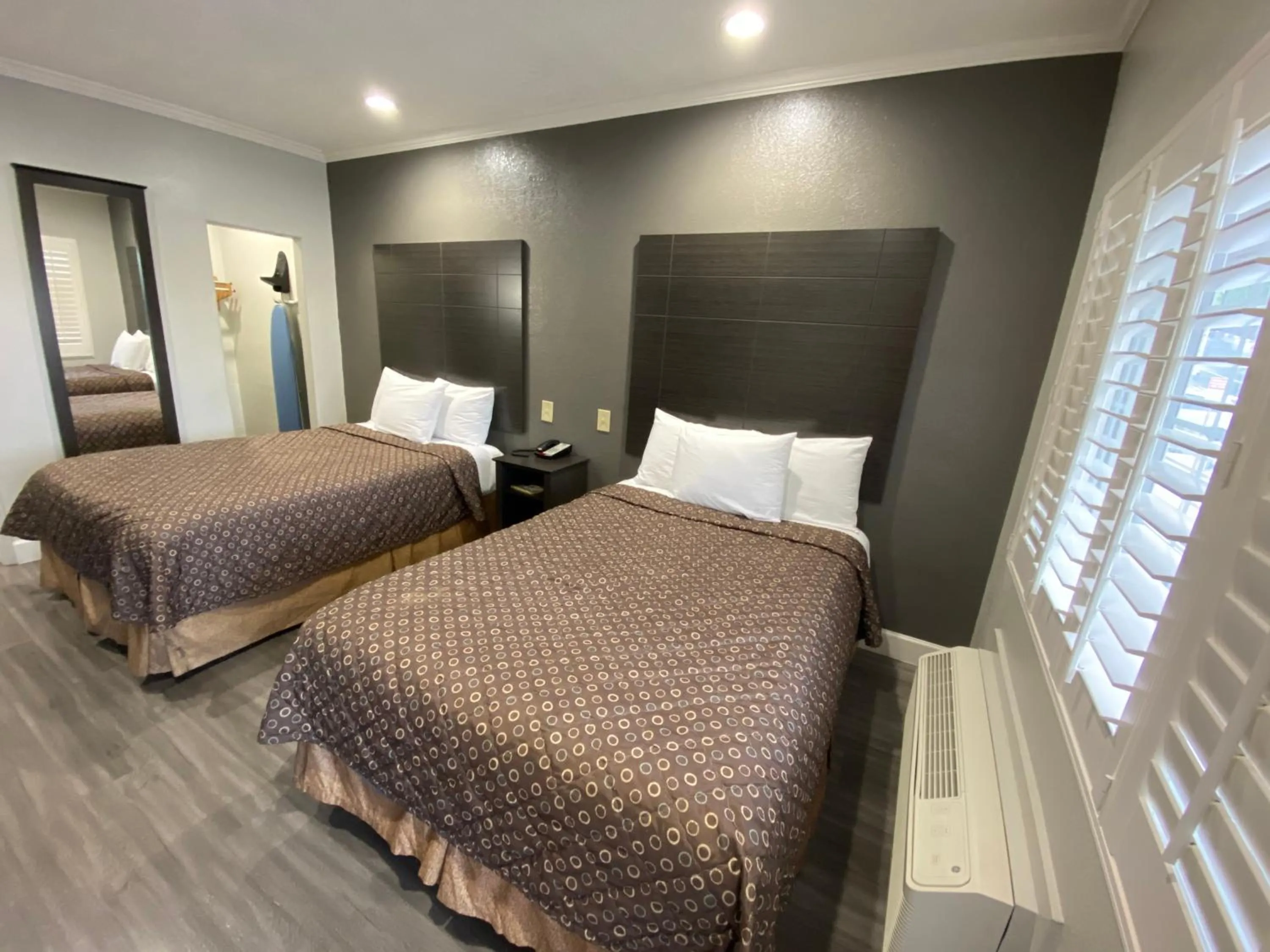 Bed in Budget Inn of Hayward