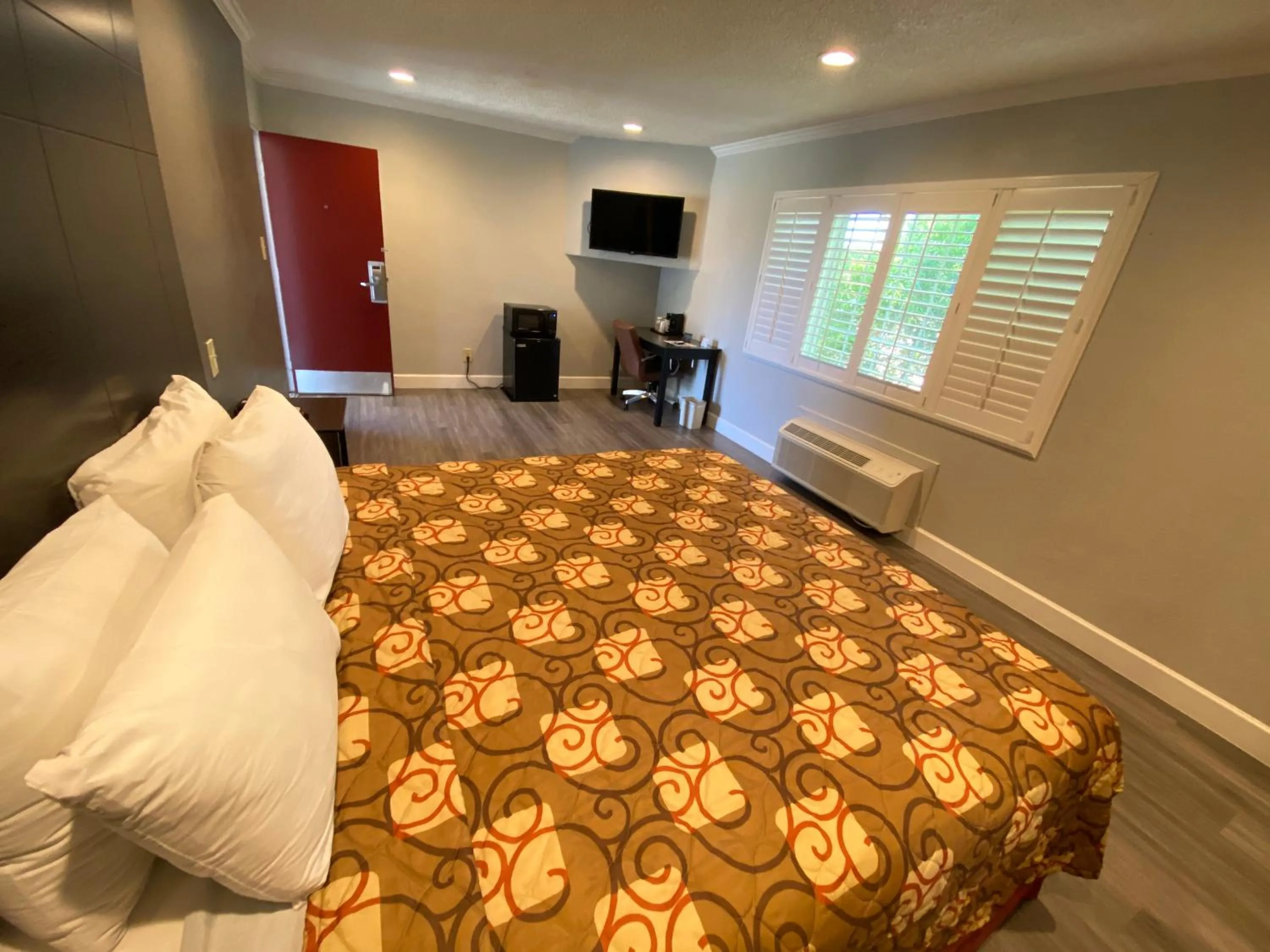 Bed in Budget Inn of Hayward