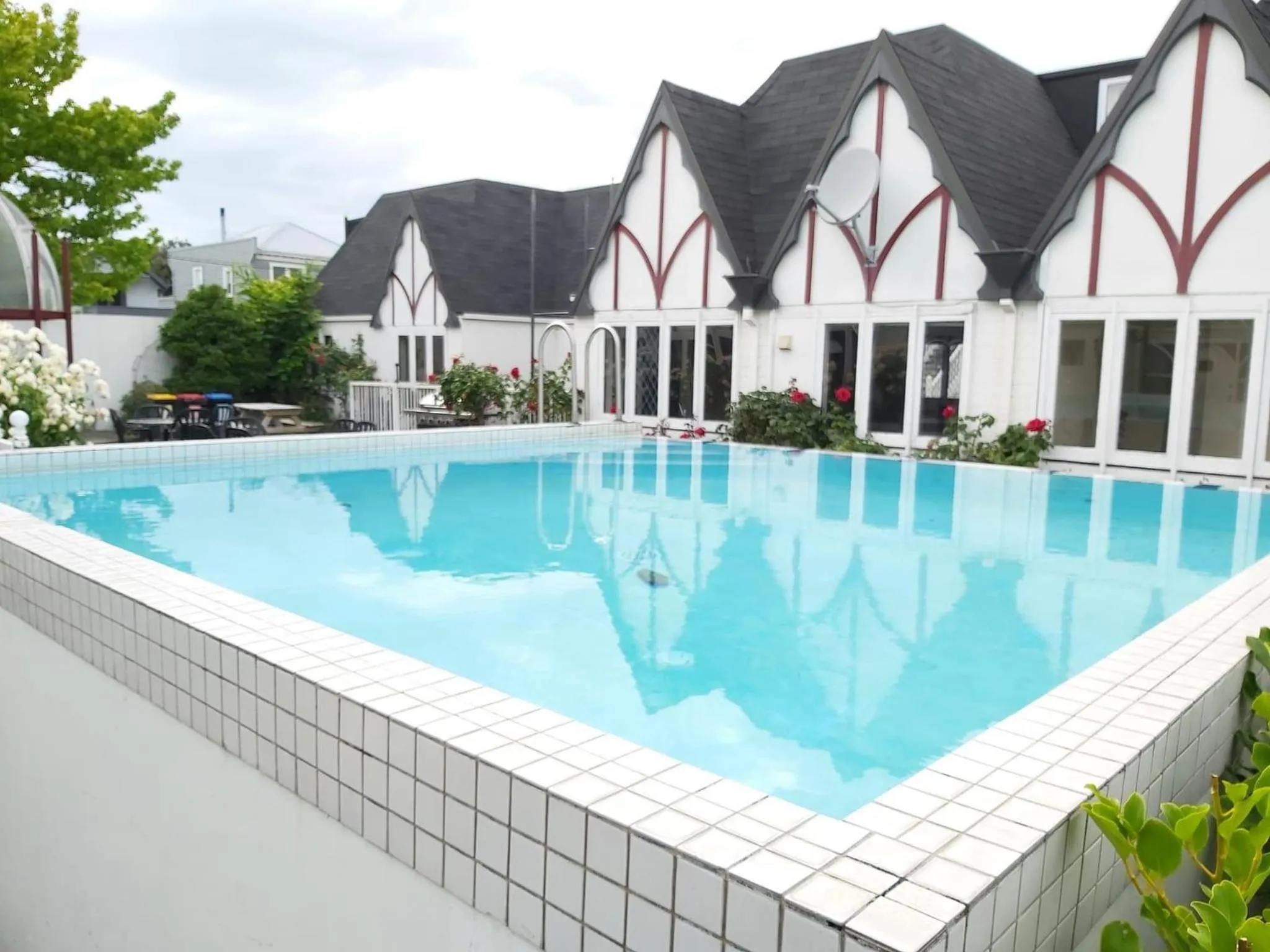 Swimming pool in Camelot Motor Lodge
