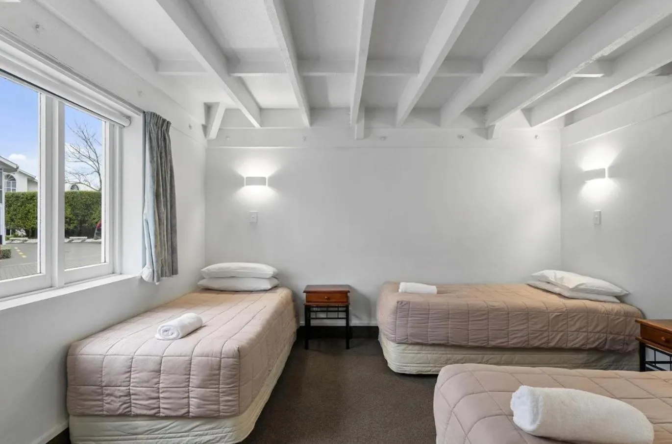 Bedroom, Bed in Camelot Motor Lodge