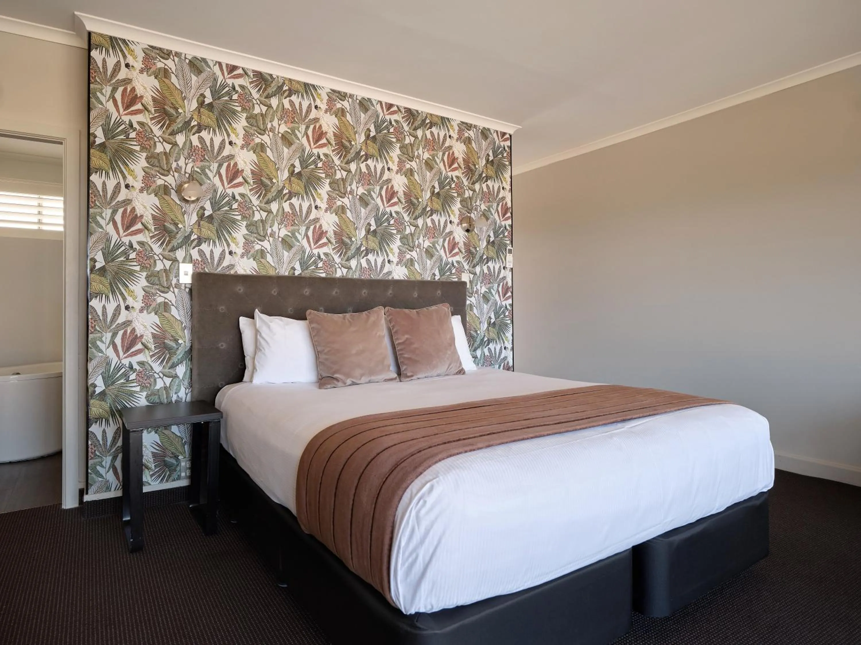 Bed in Suncourt Hotel & Conference Centre