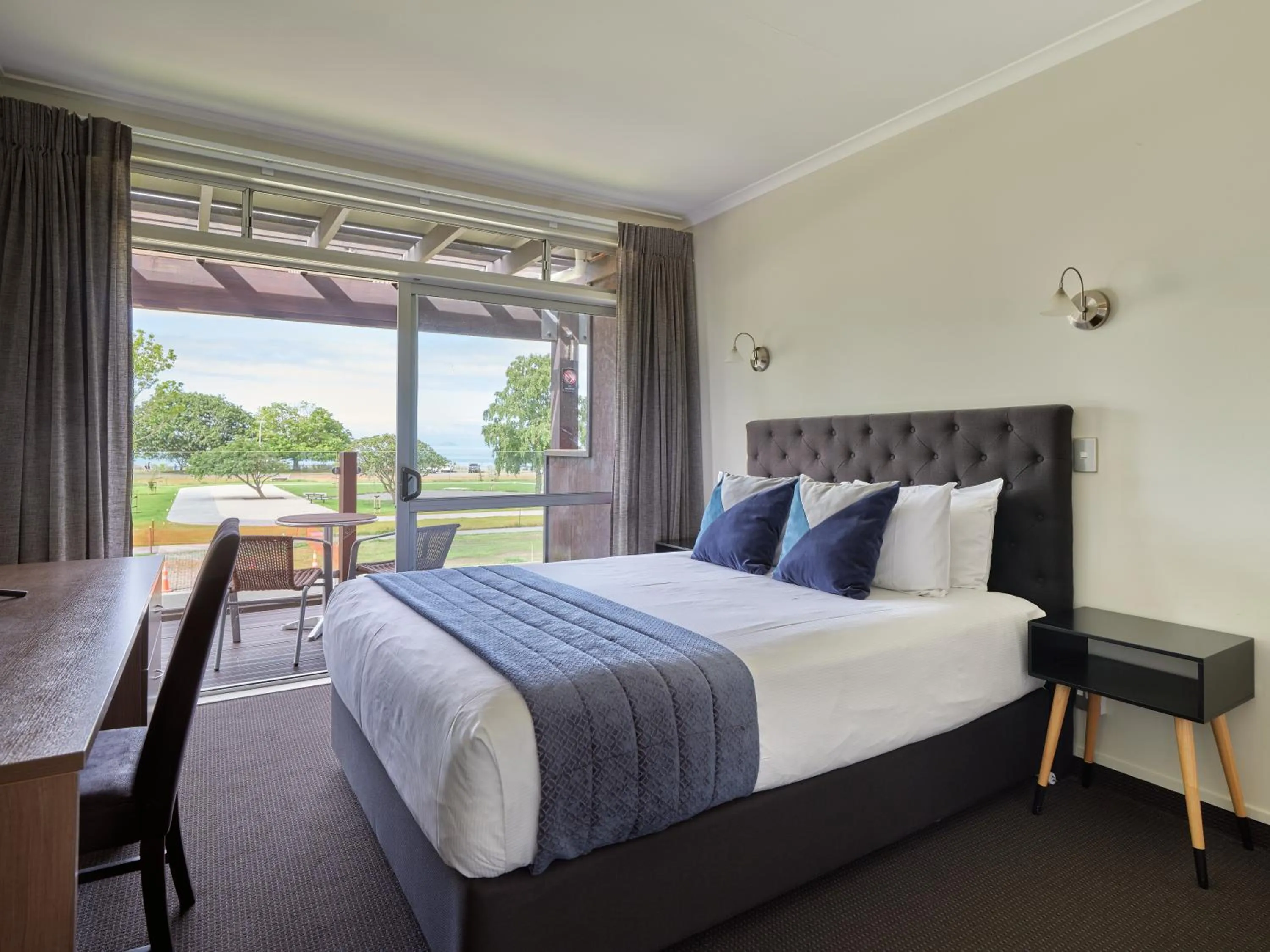 Bed in Suncourt Hotel & Conference Centre