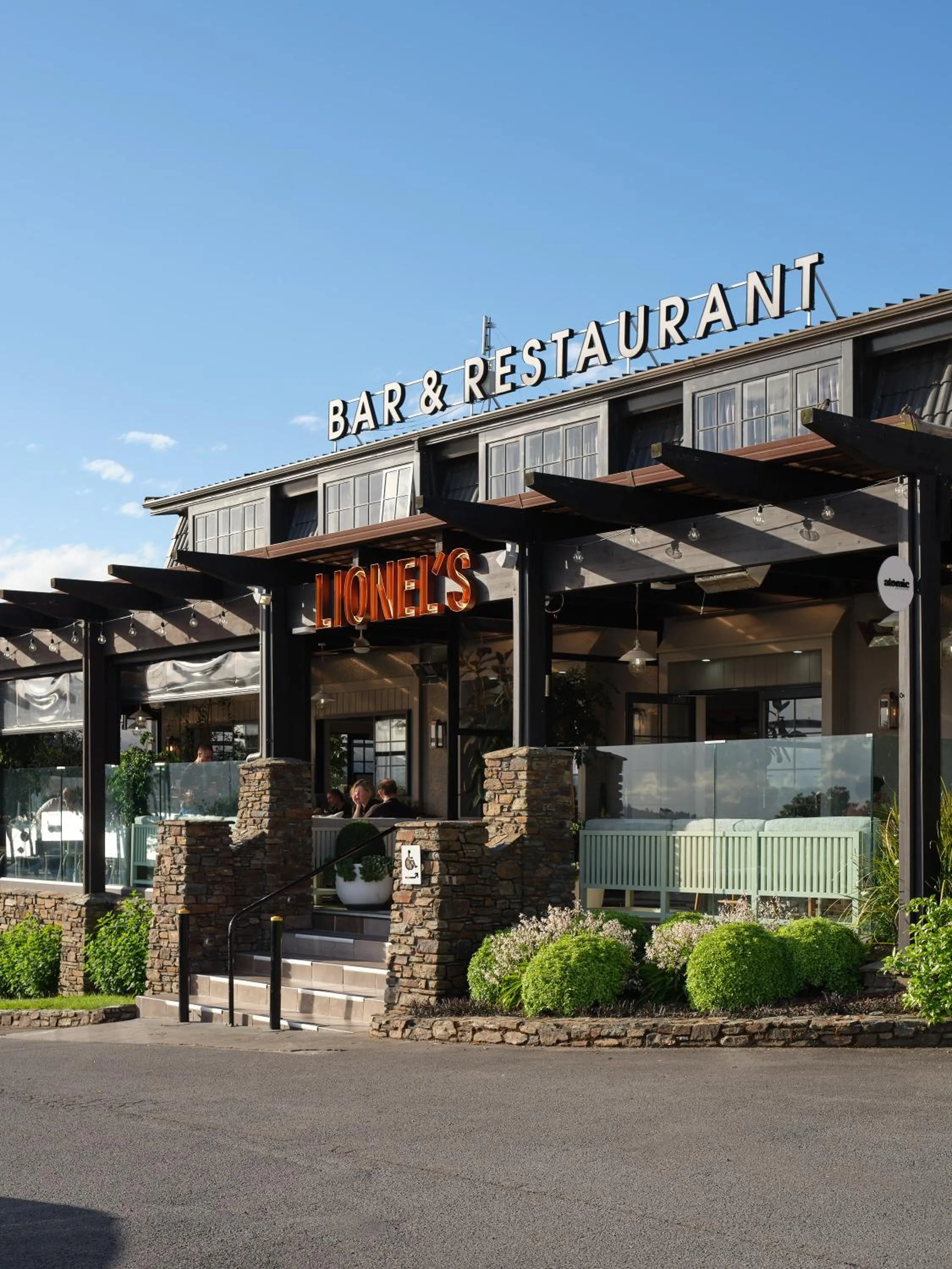 Restaurant/places to eat in Suncourt Hotel & Conference Centre