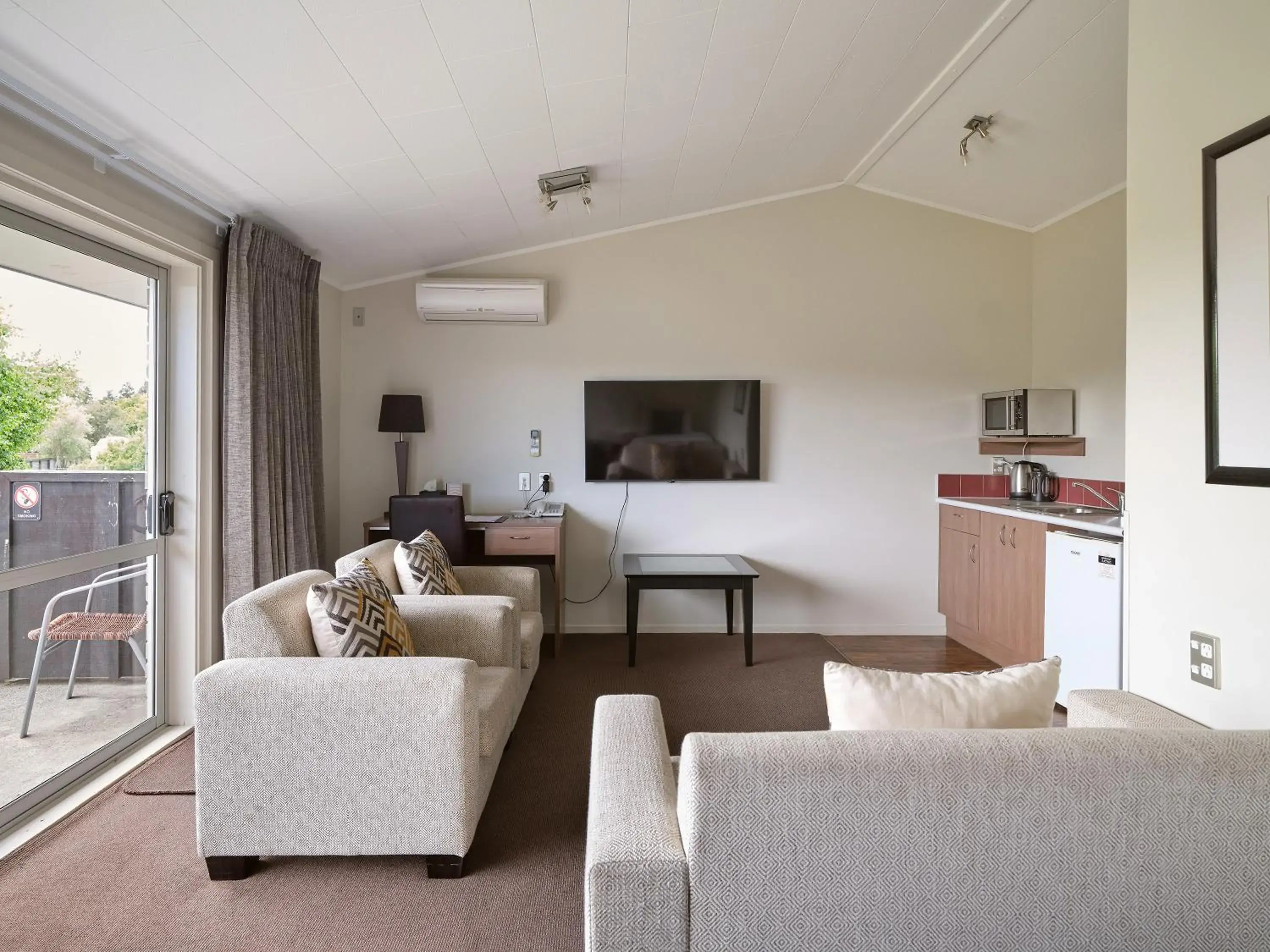 One Bedroom Family Garden Room in Suncourt Hotel & Conference Centre One Bedroom Family Garden Room in Suncourt Hotel & Conference Centre