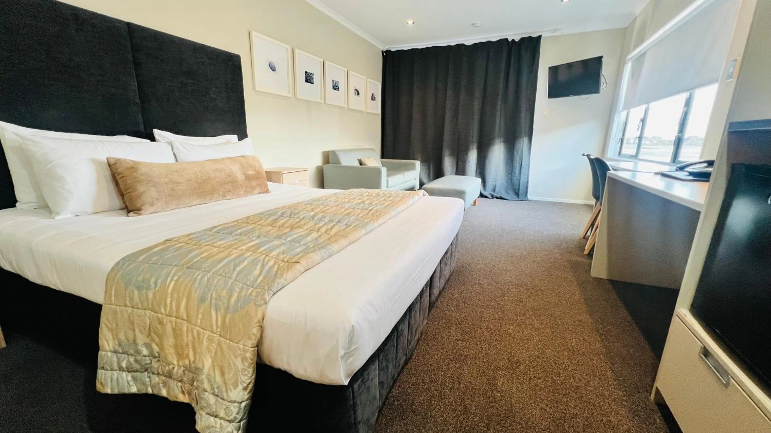 Bedroom, Bed in Marineland Beachfront Accommodation