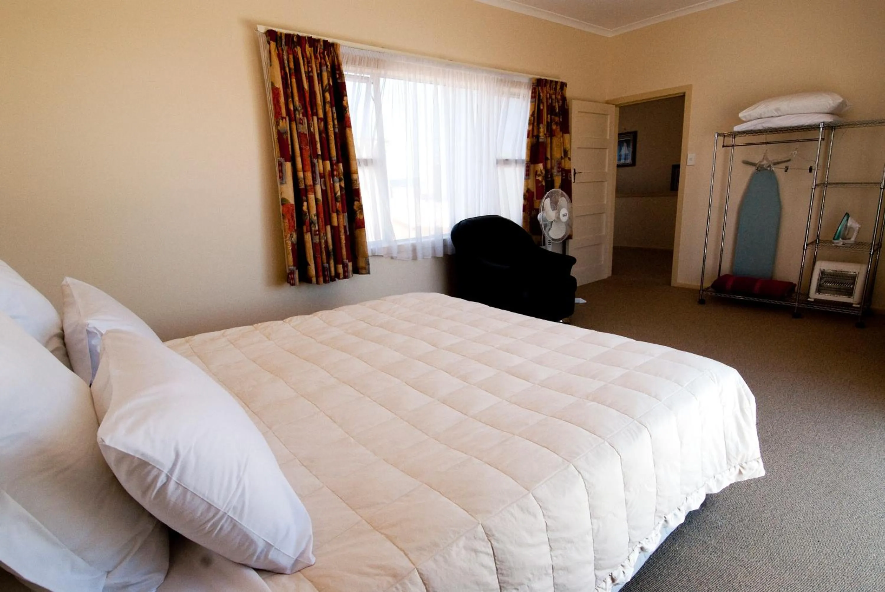 Bedroom, Bed in Marineland Beachfront Accommodation