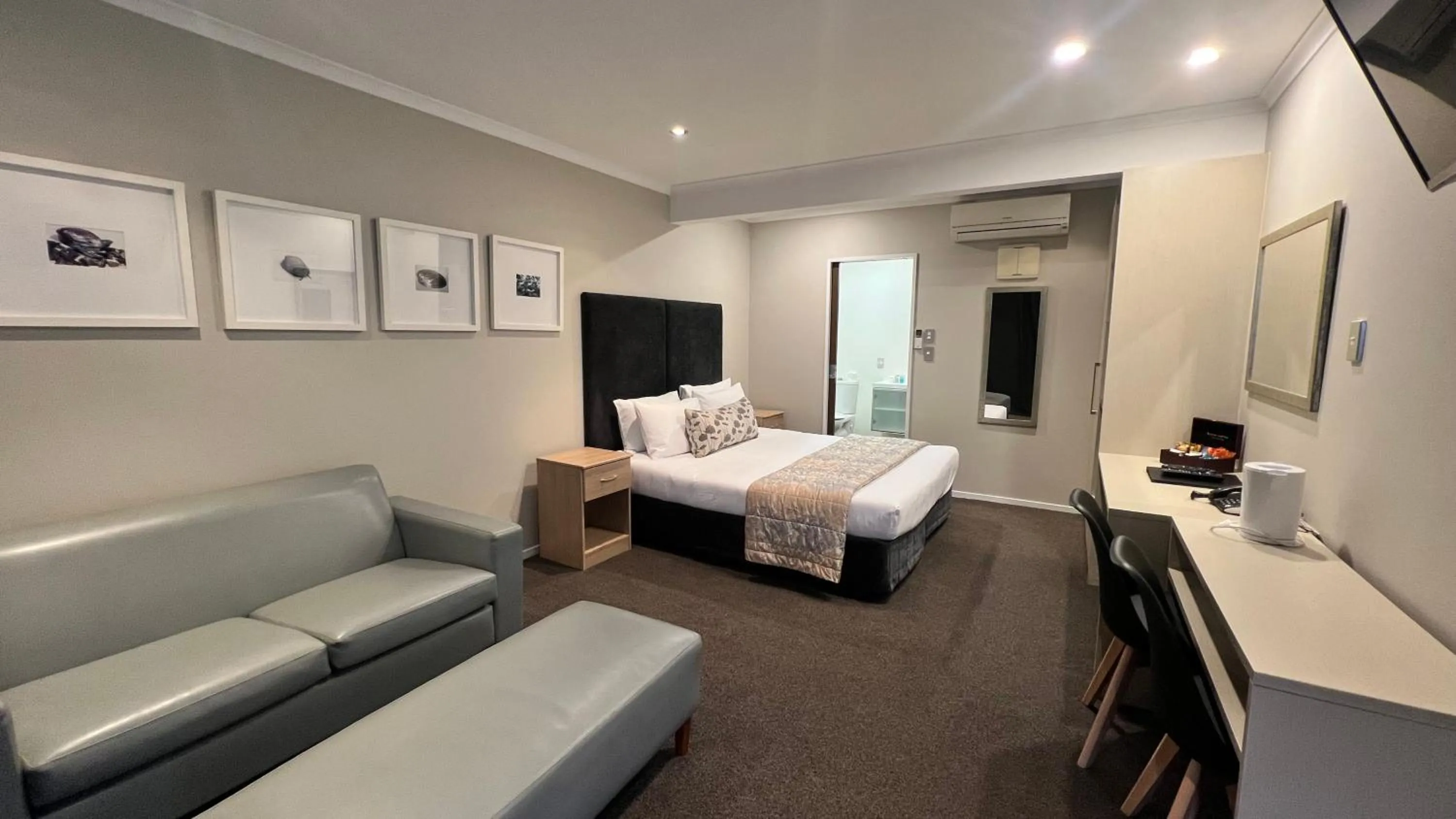 Bedroom, Bed in Marineland Beachfront Accommodation