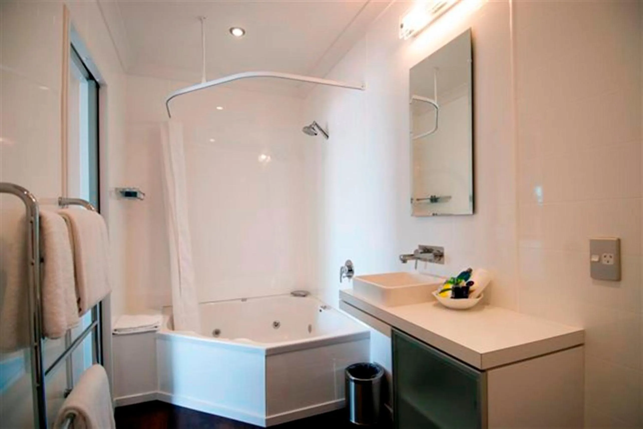 Shower in Marineland Beachfront Accommodation