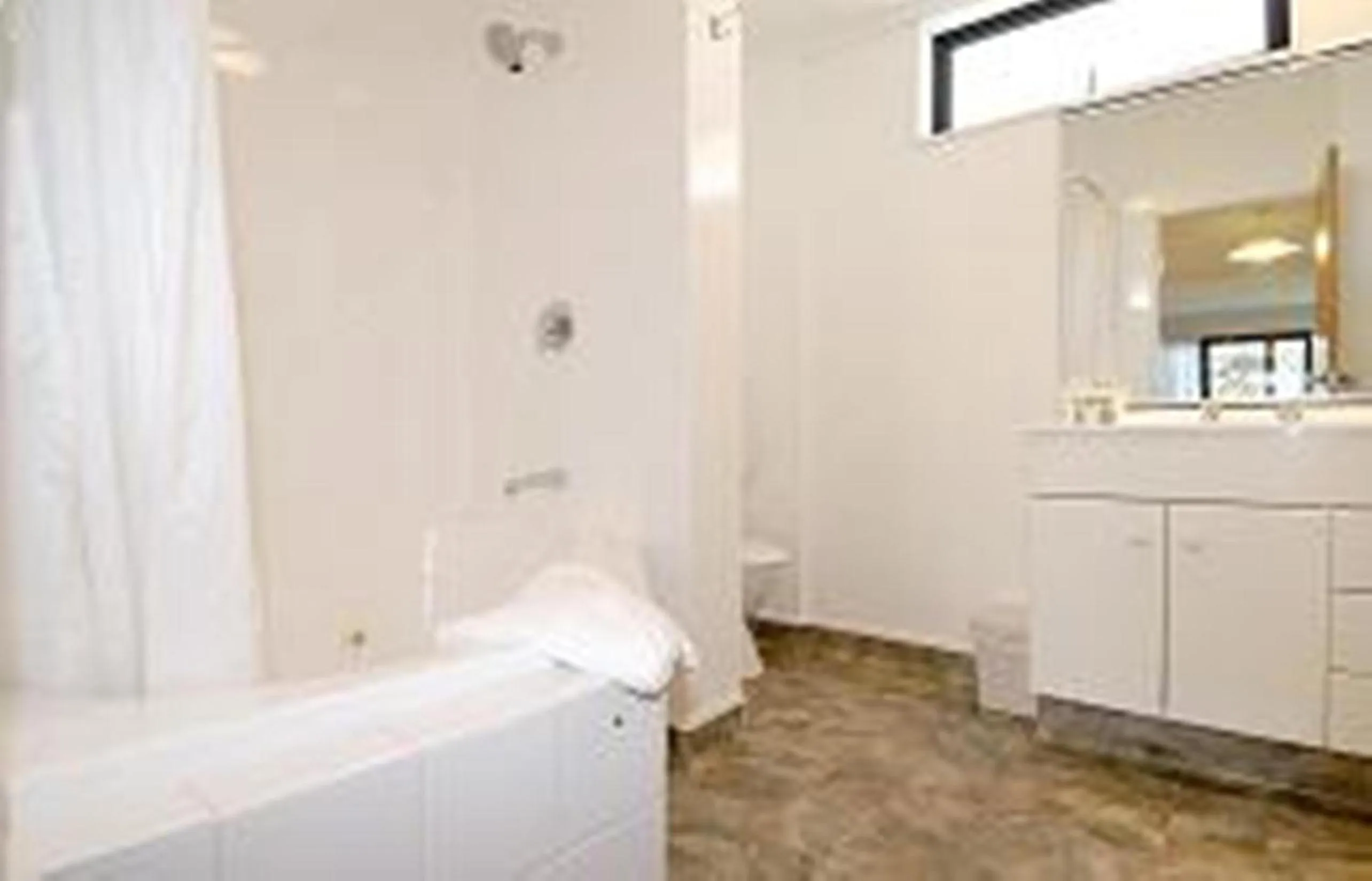 Bathroom in Marineland Beachfront Accommodation