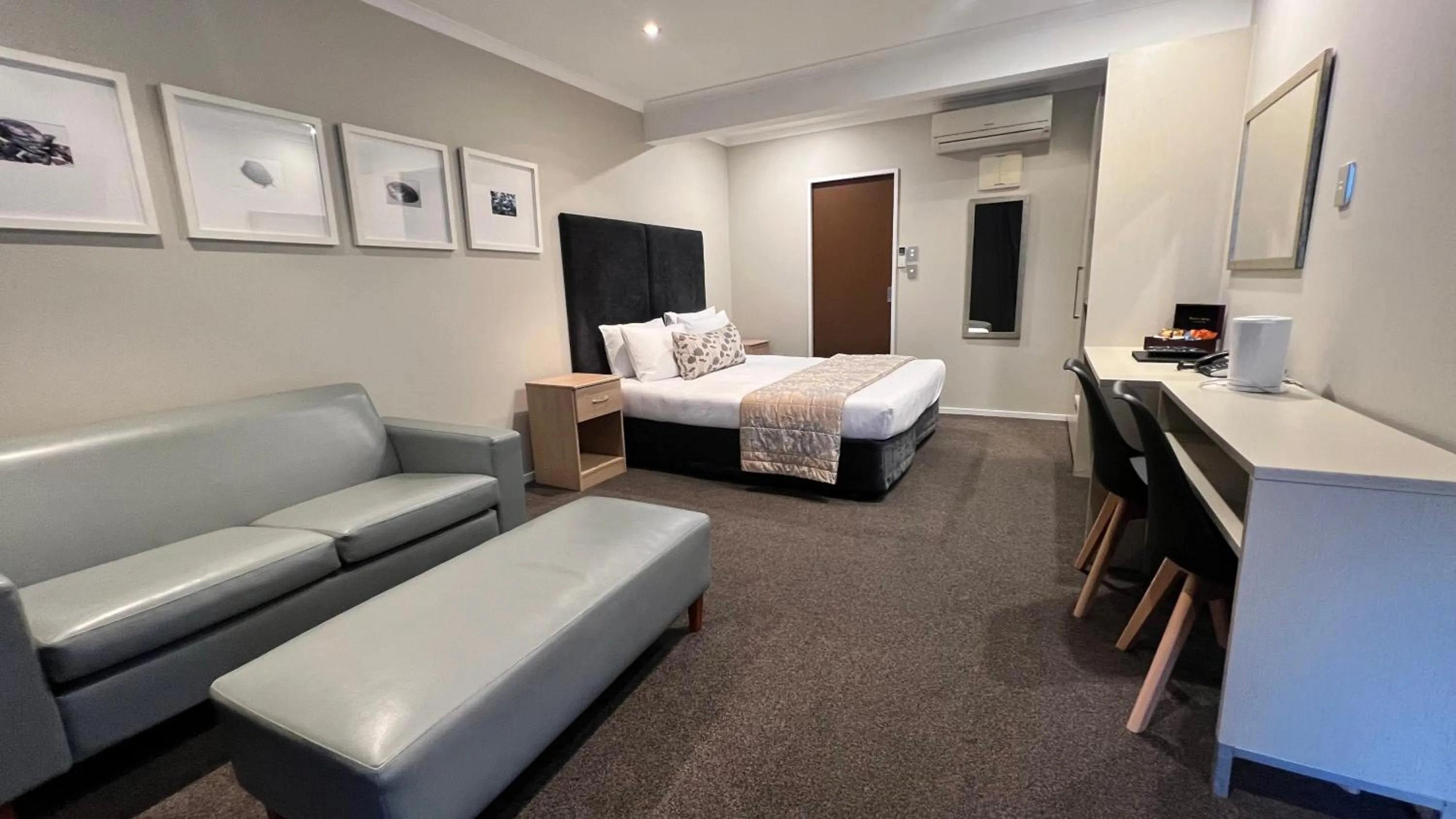 Bedroom, Bed in Marineland Beachfront Accommodation