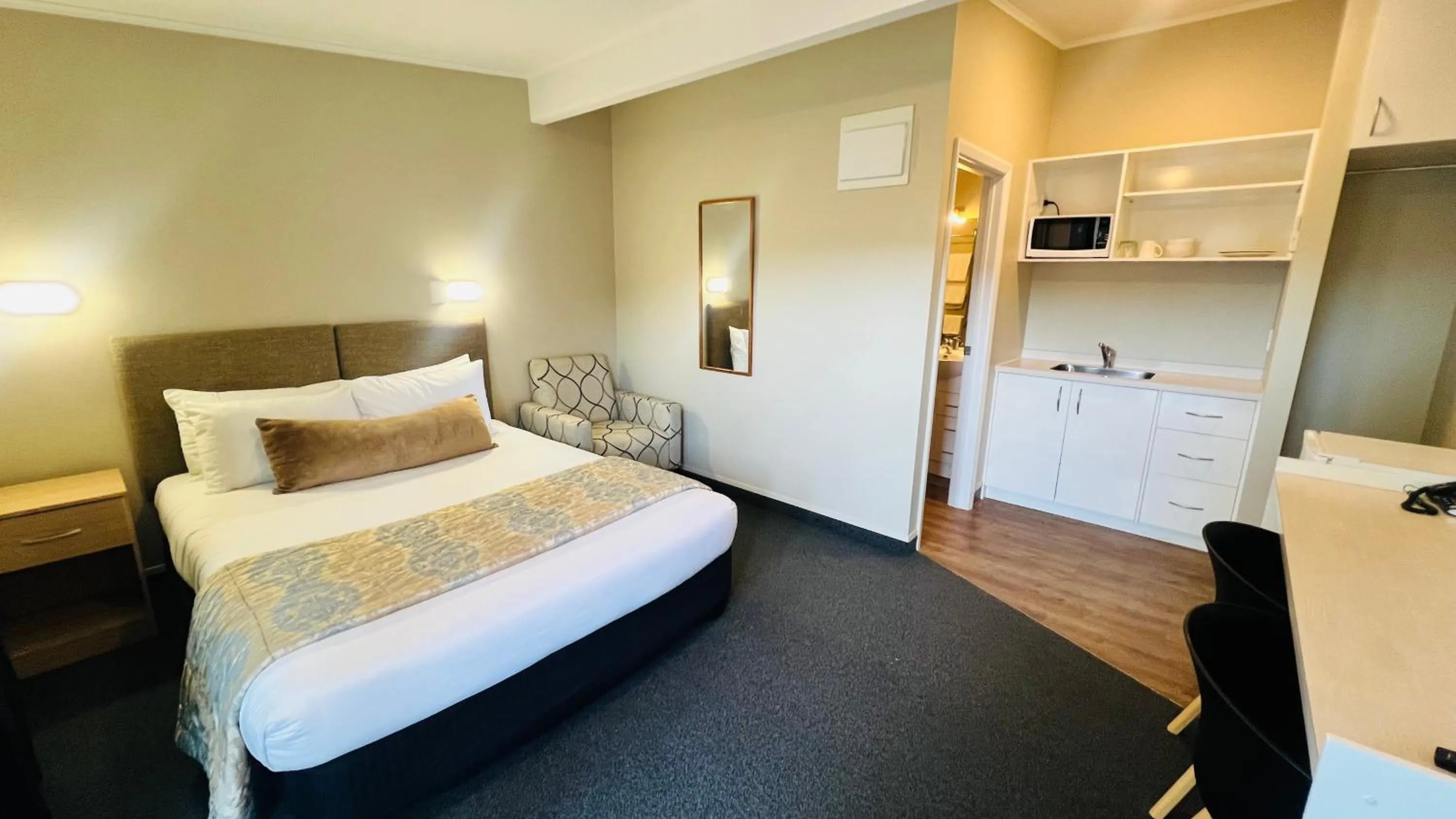 Kitchen or kitchenette, Bed in Marineland Beachfront Accommodation