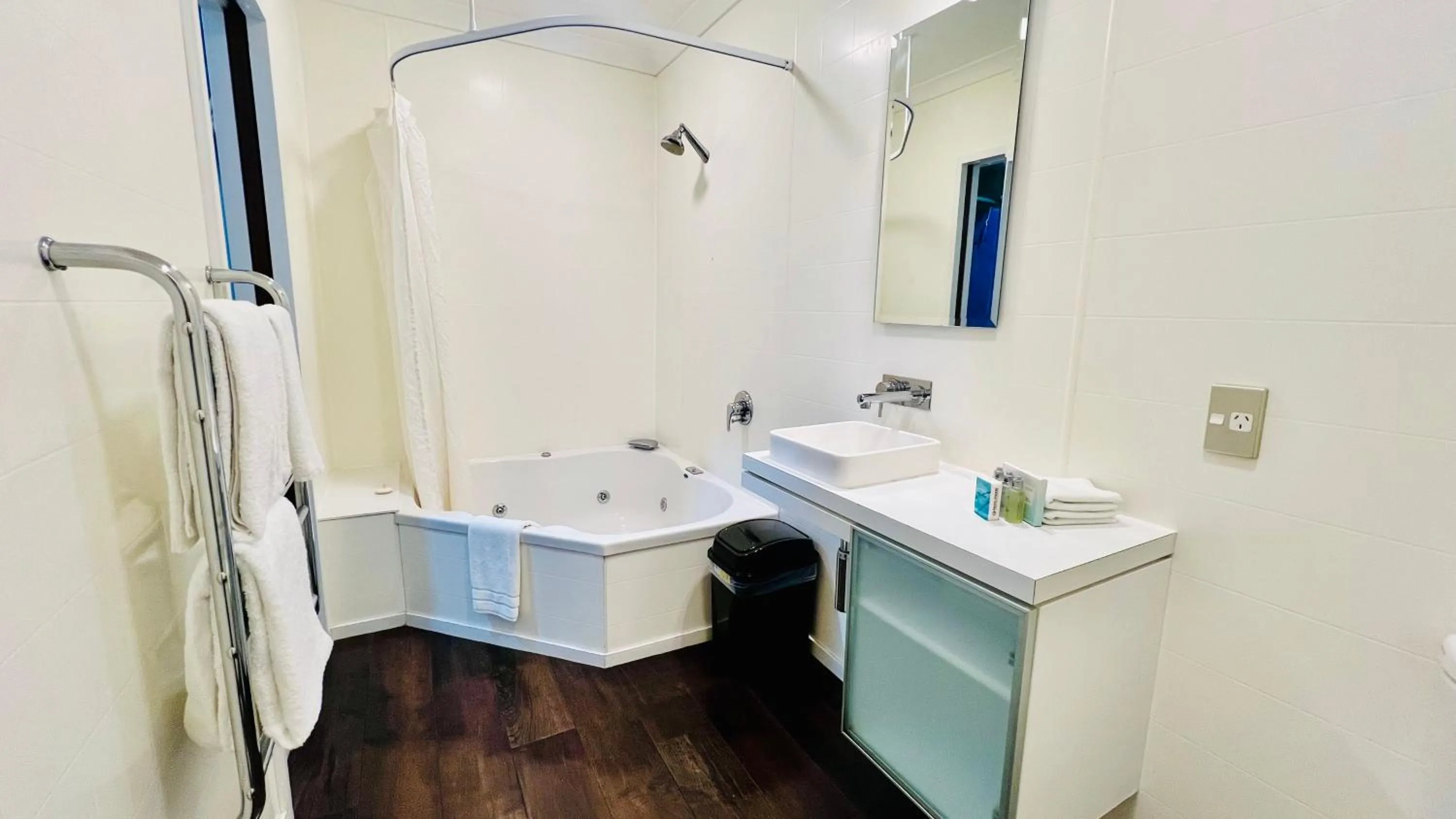 Bathroom in Marineland Beachfront Accommodation