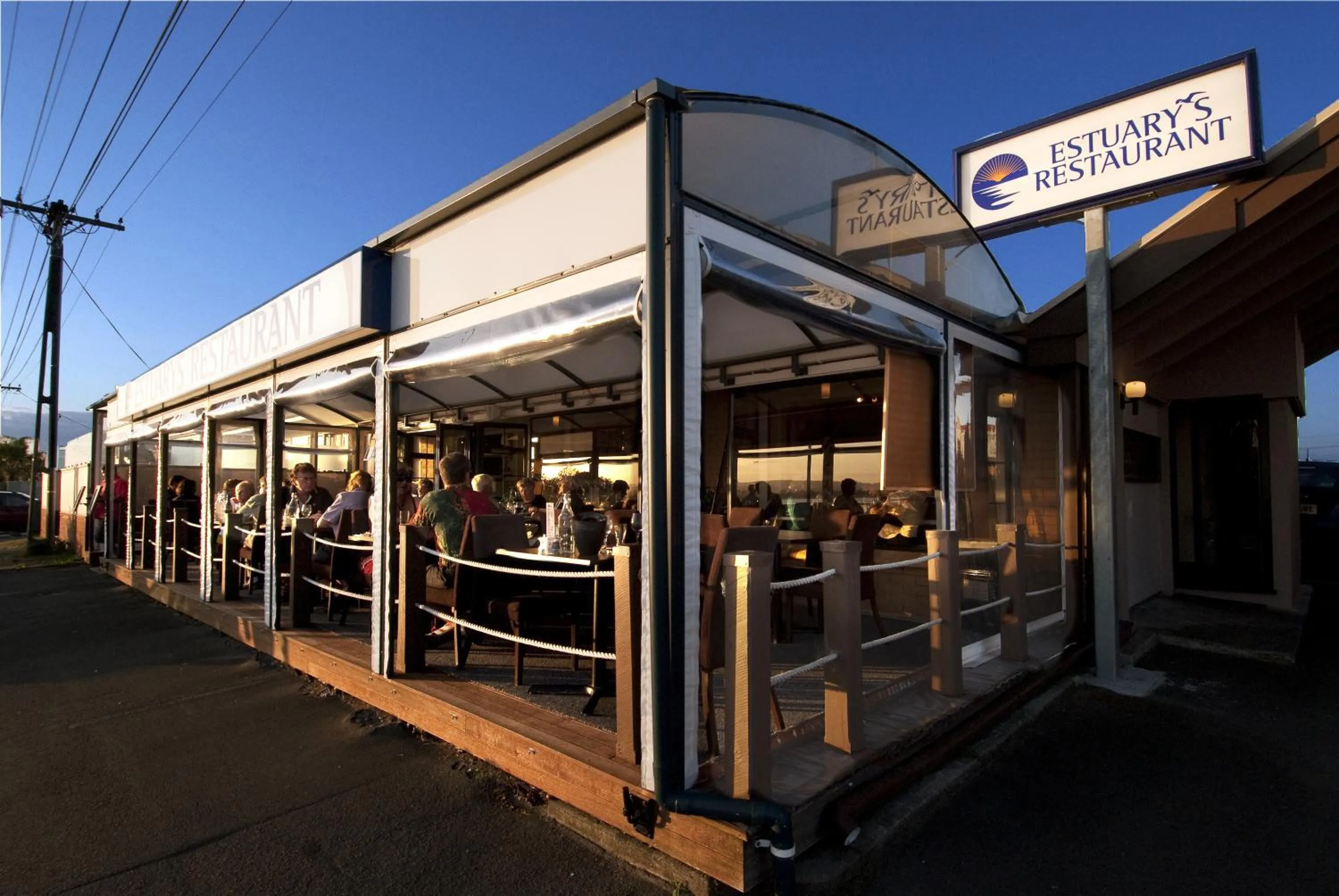 Restaurant/places to eat in Marineland Beachfront Accommodation