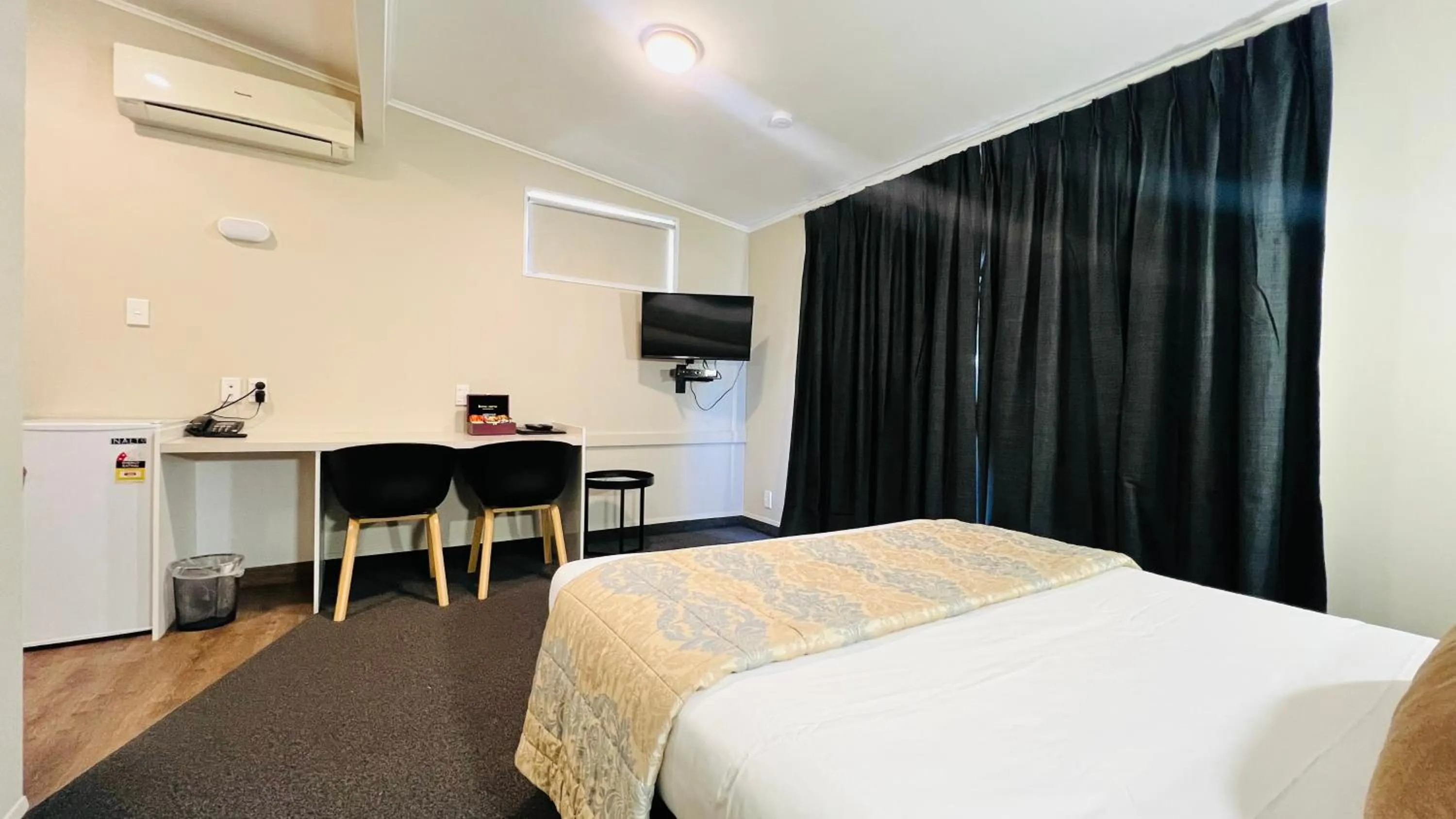Bedroom, Bed in Marineland Beachfront Accommodation