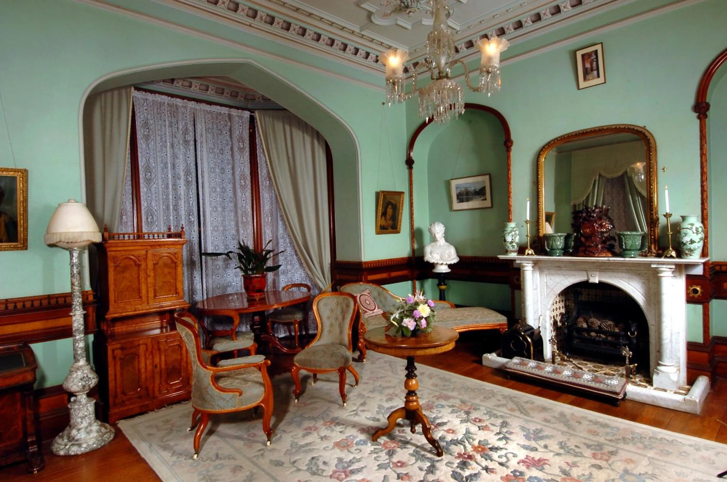 Living room in Larnach Lodge & Stable Stay