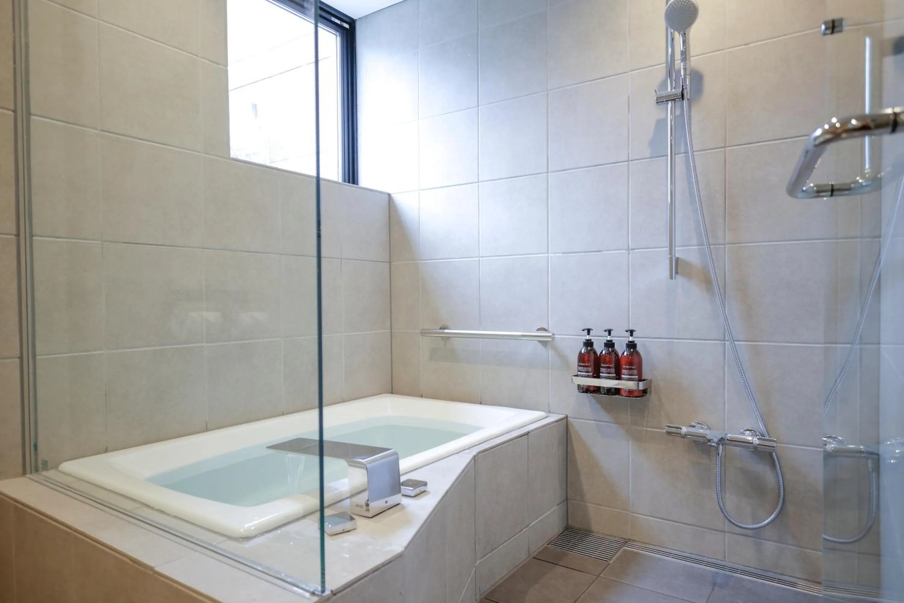 Shower in Kaminarimon Ryokan