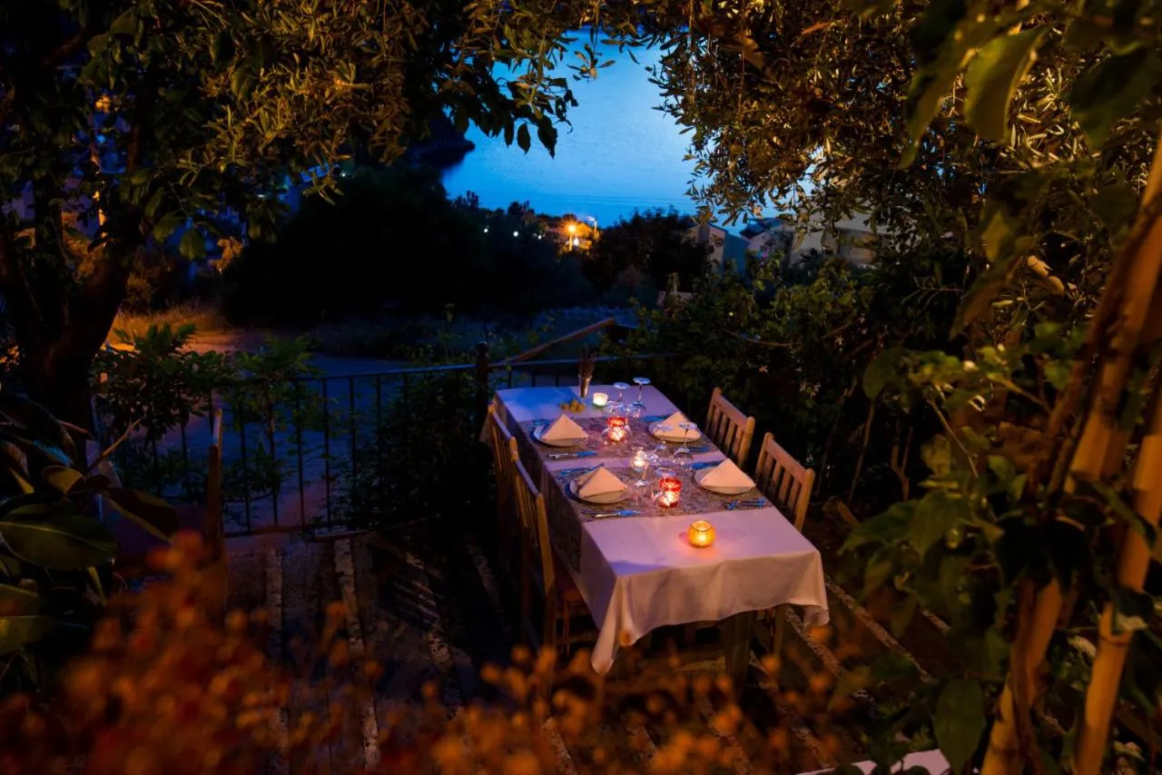 Restaurant/places to eat in Fidanka Hotel