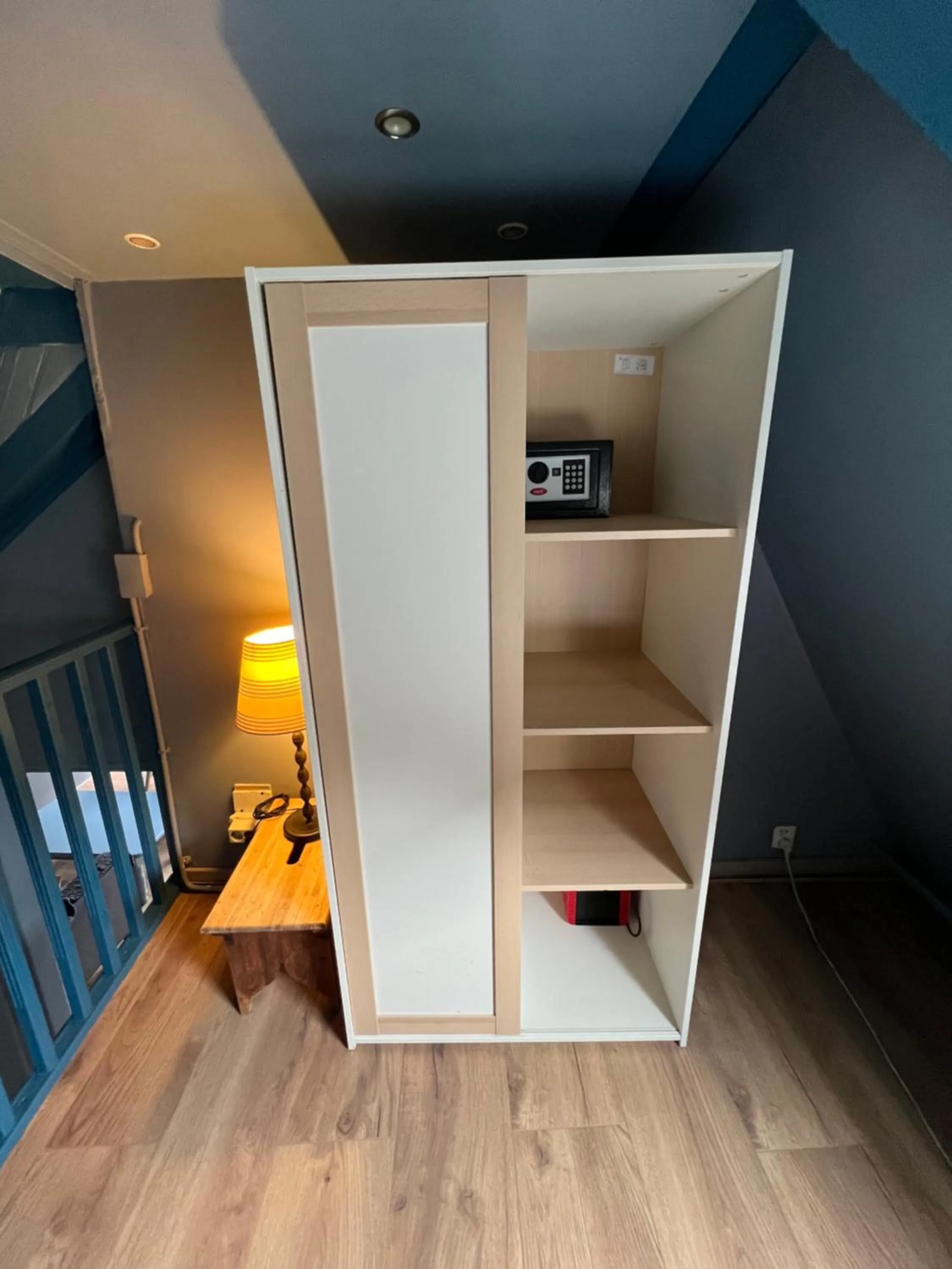 safe, Bed in Nes B&B