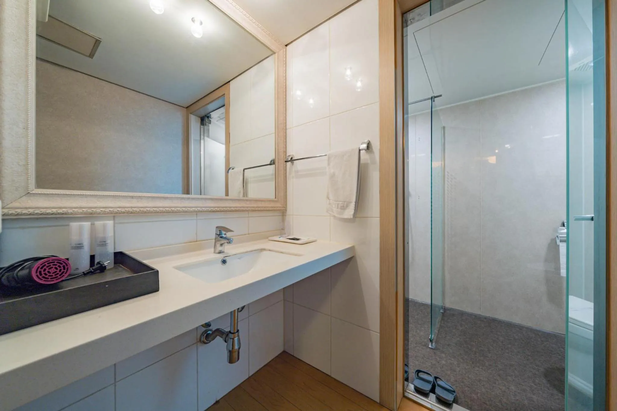 Toilet in Incheon Airport Hotel Seattle