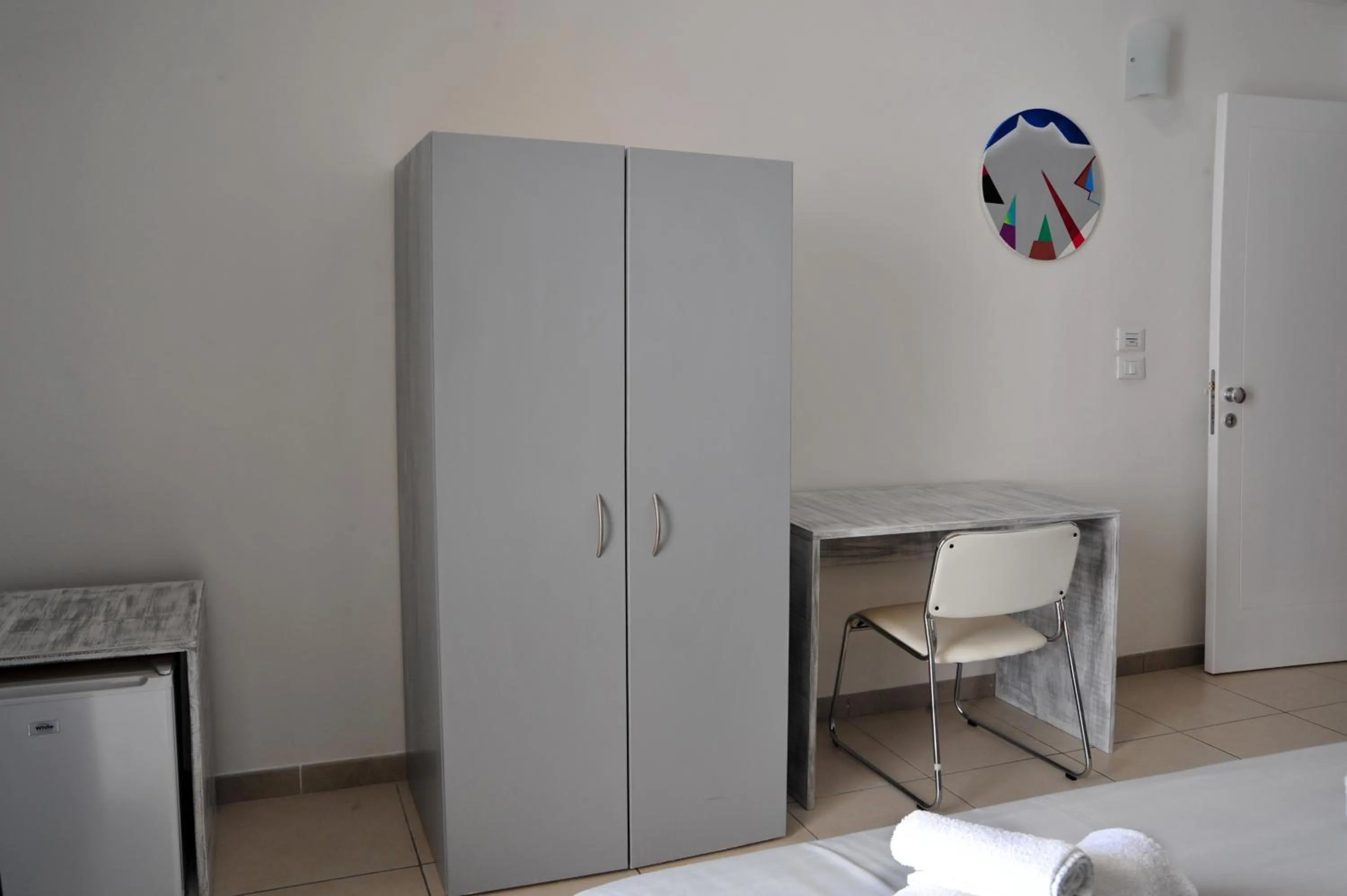 wardrobe, Bed in Hotel La Punta