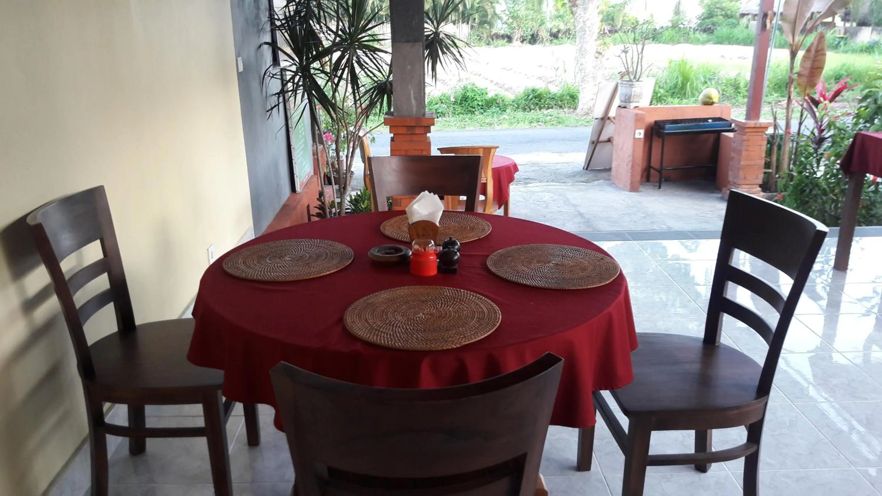 Restaurant/places to eat in Maha Neka Villa