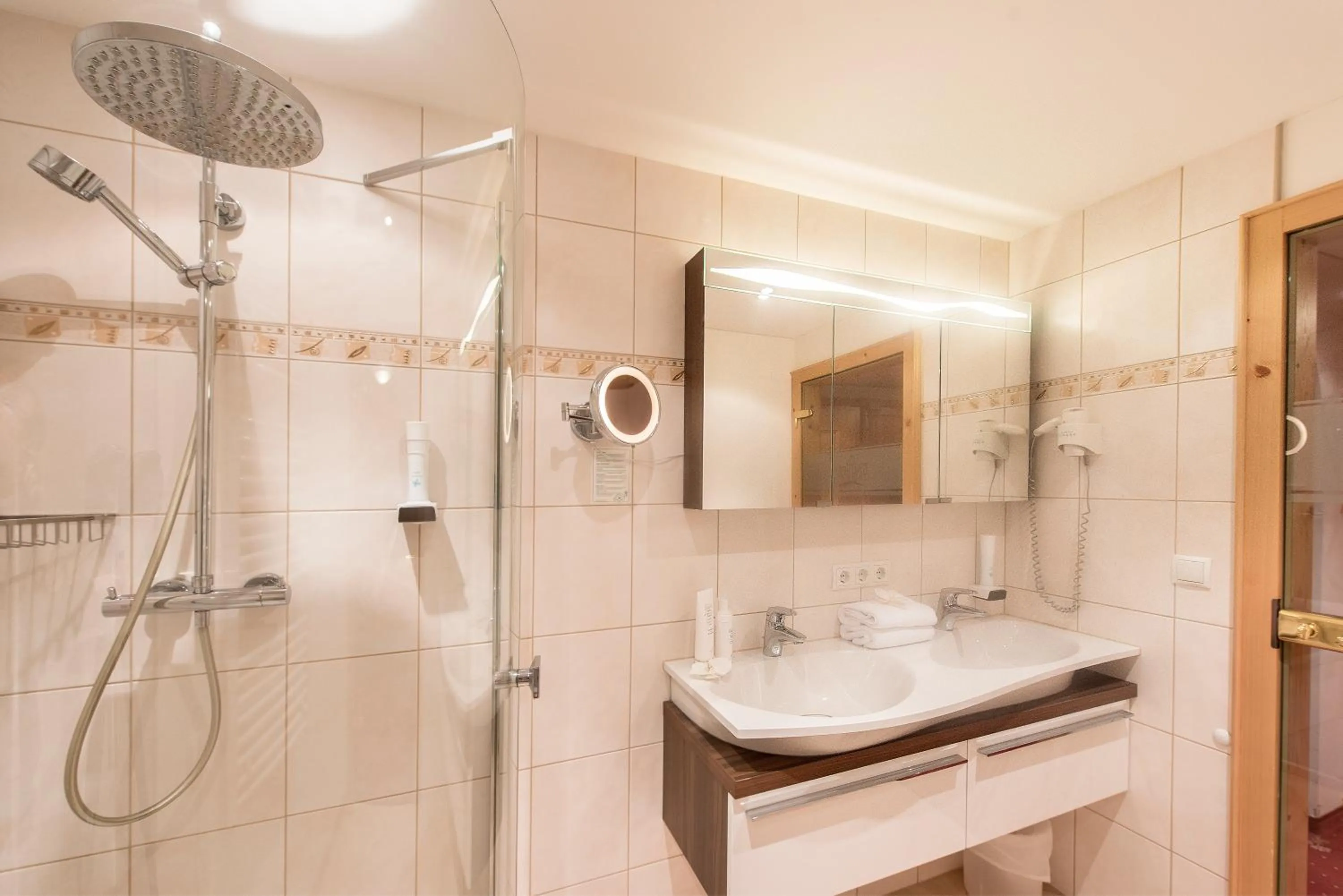 Shower in Hotel Bergkristall