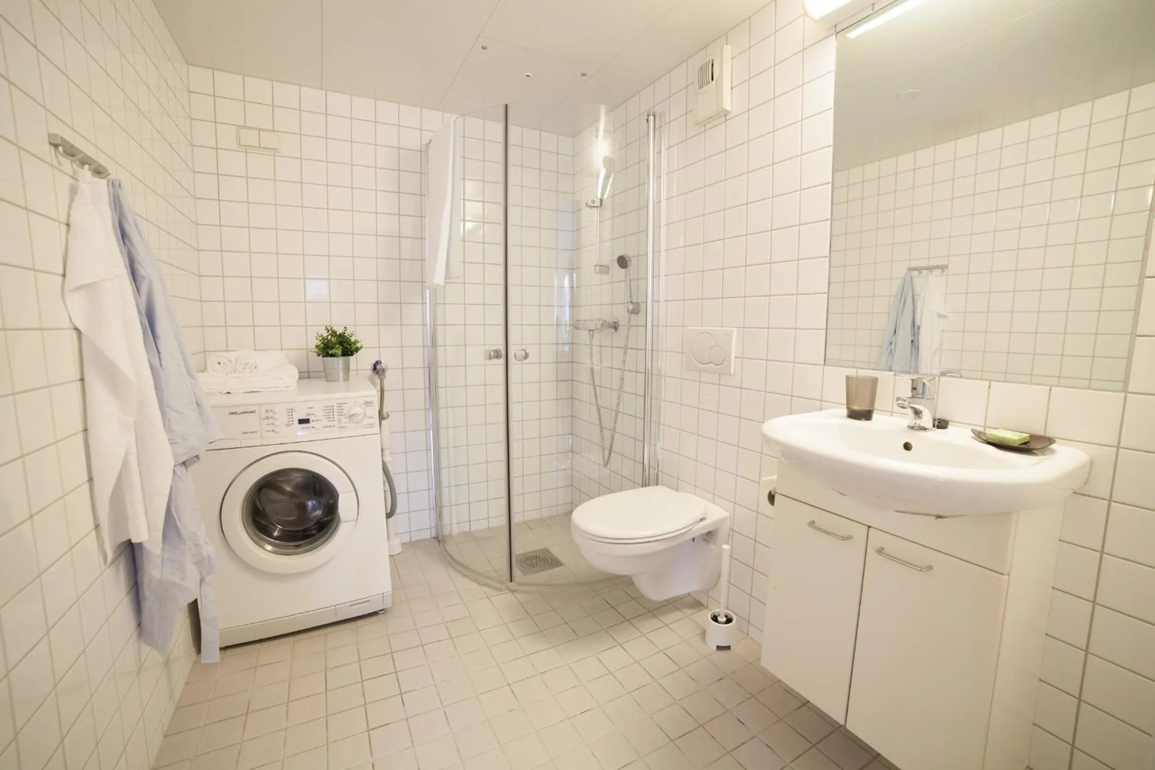 Shower in BJØRVIKA APARTMENTS, Teaterplassen, Oslo city center