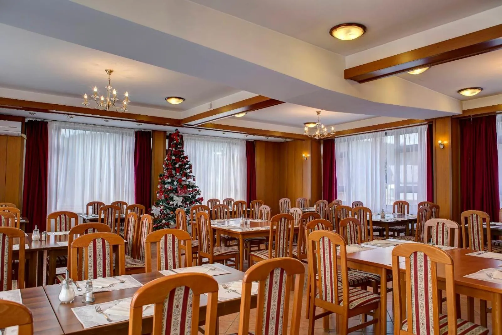 Restaurant/places to eat in Hotel Damis