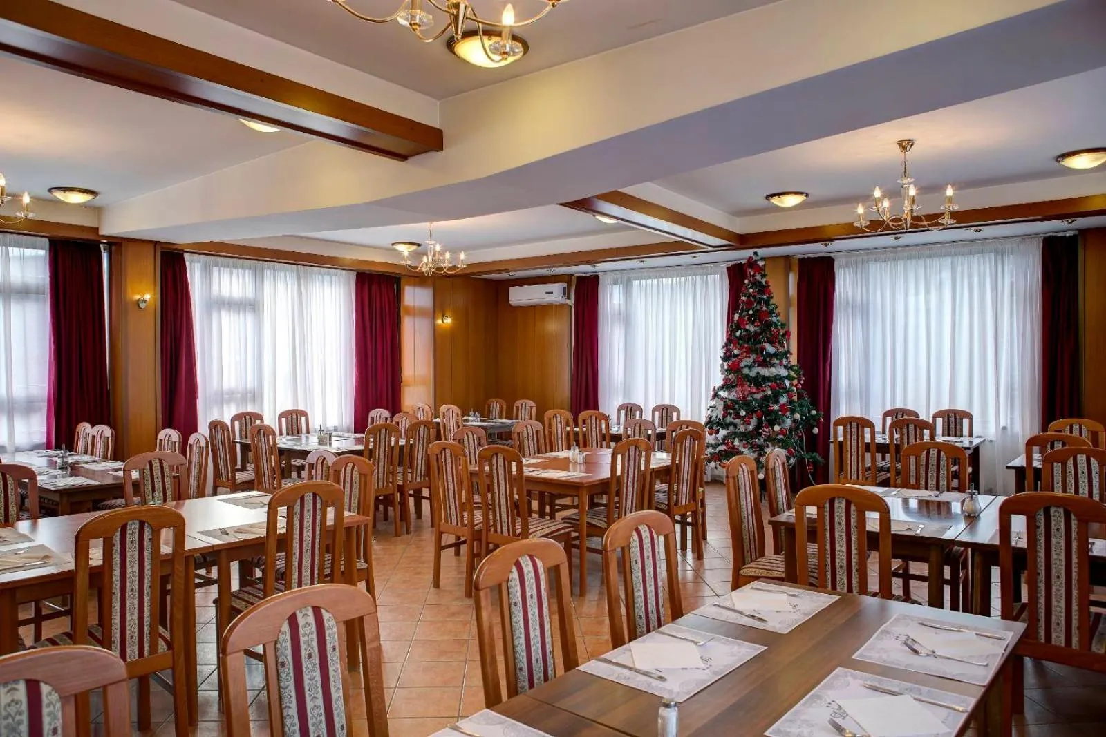 Restaurant/places to eat in Hotel Damis