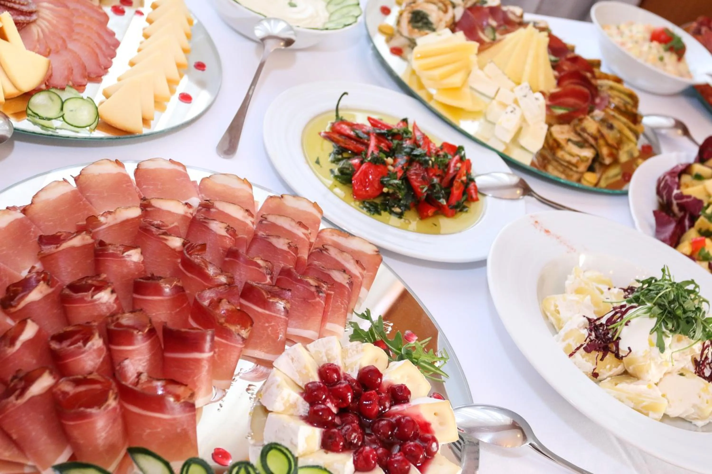 Food and drinks in Hotel Damis