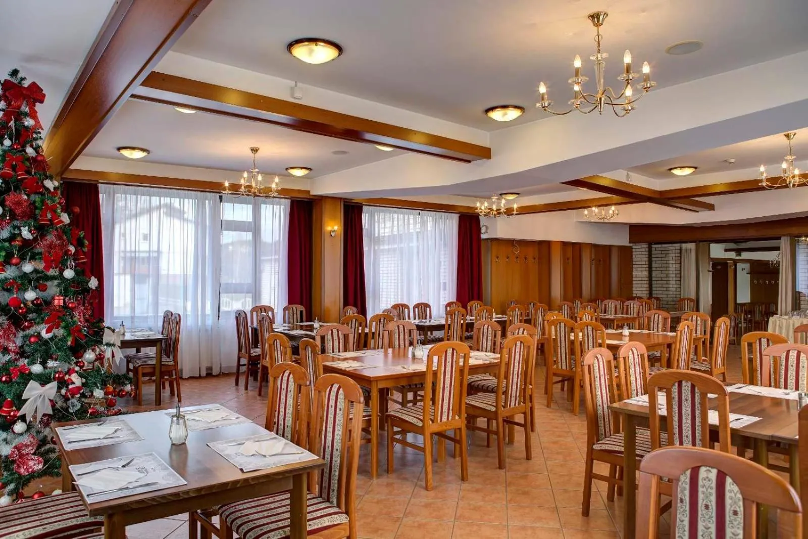 Restaurant/places to eat in Hotel Damis