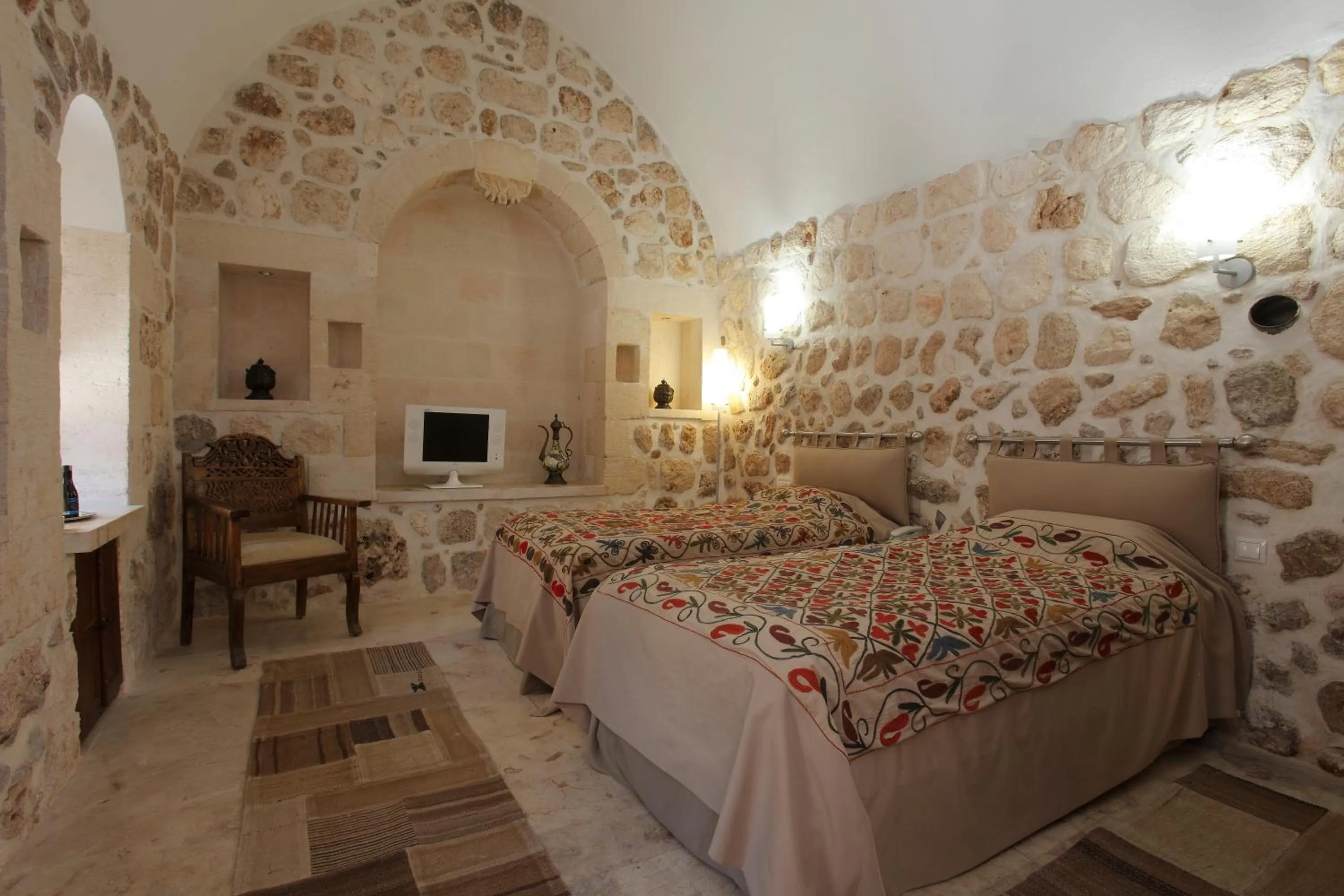 Bed in Kasr-i Nehroz Hotel