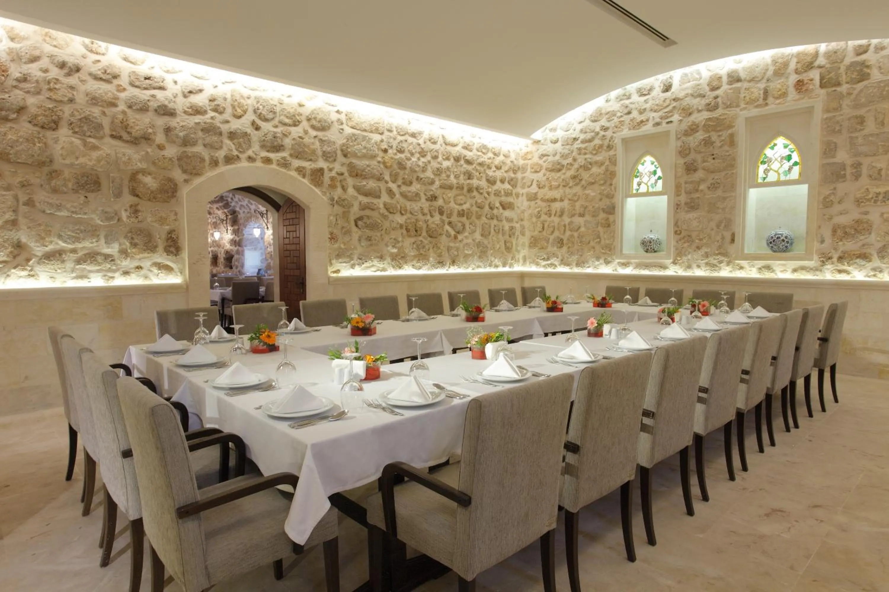 Restaurant/places to eat in Kasr-i Nehroz Hotel